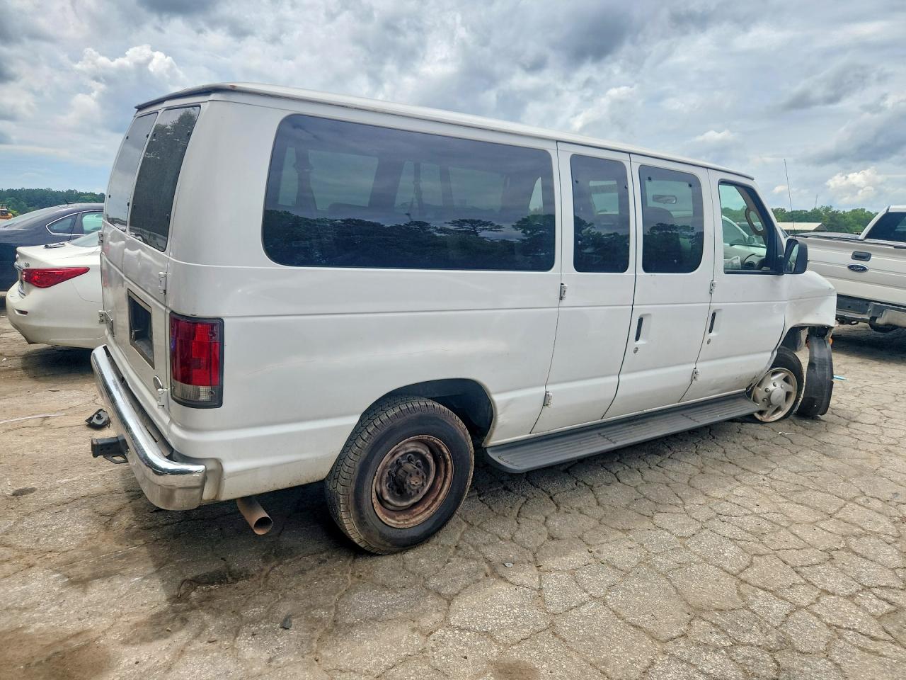 2007 Ford Econoline E350 Super Duty Wagon White vin: 1FBNE31L97DA12253