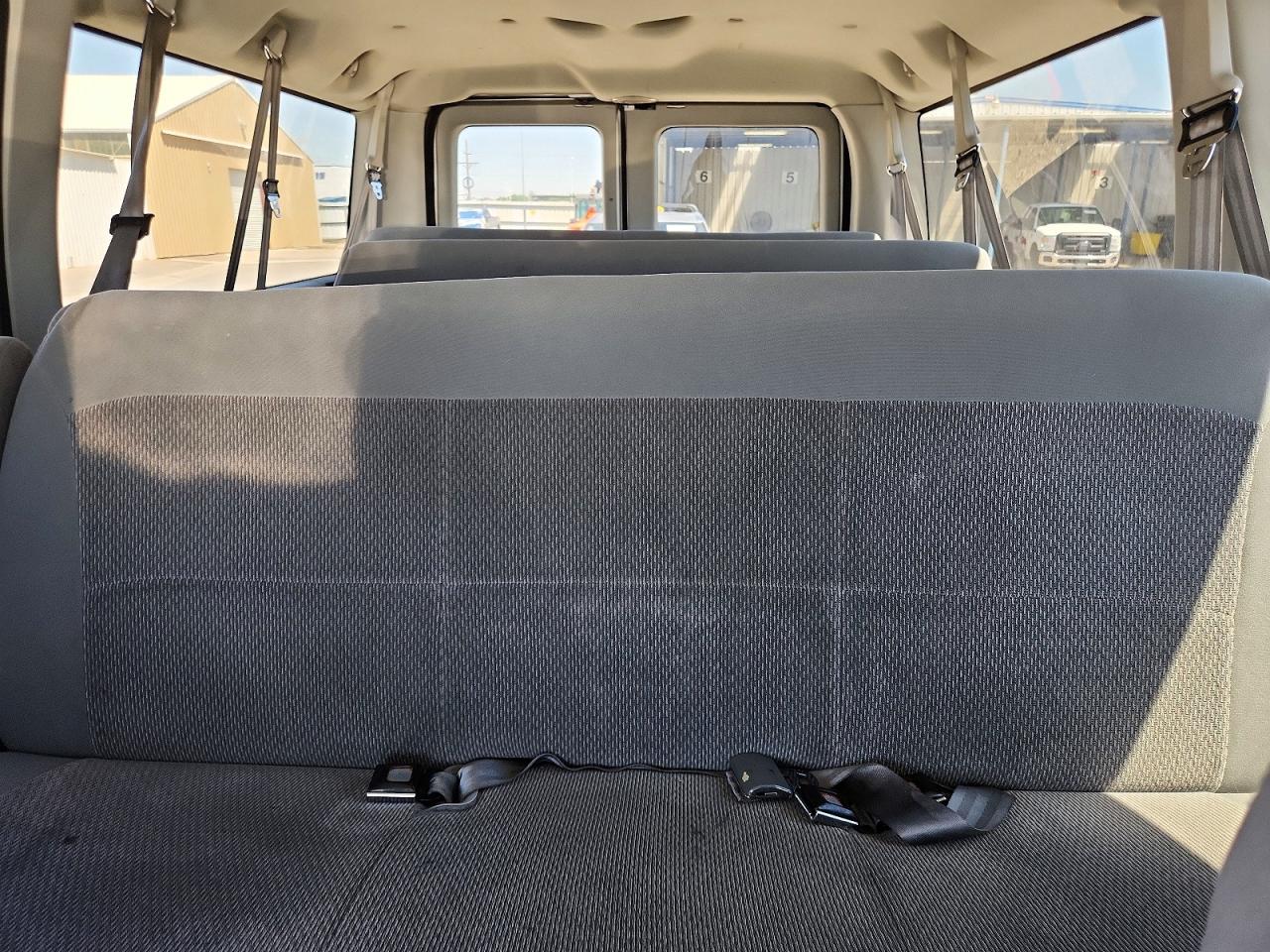 2006 Ford Econoline E350 Super Duty Wagon White vin: 1FBNE31LX6HA61095