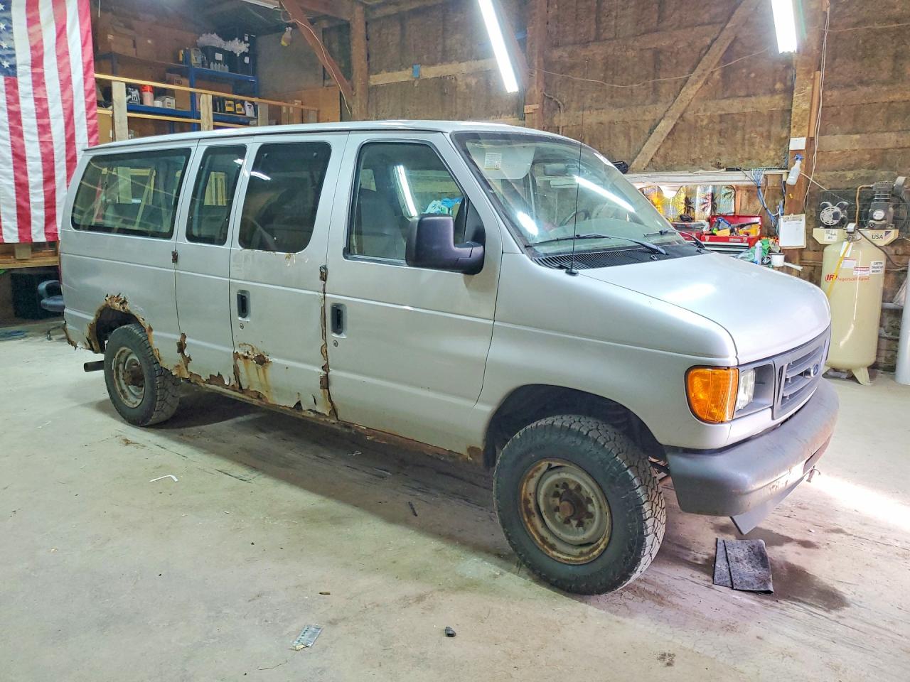 2007 Ford Econoline E350 Super Duty Wagon Gray vin: 1FBNE31LX7DB35348