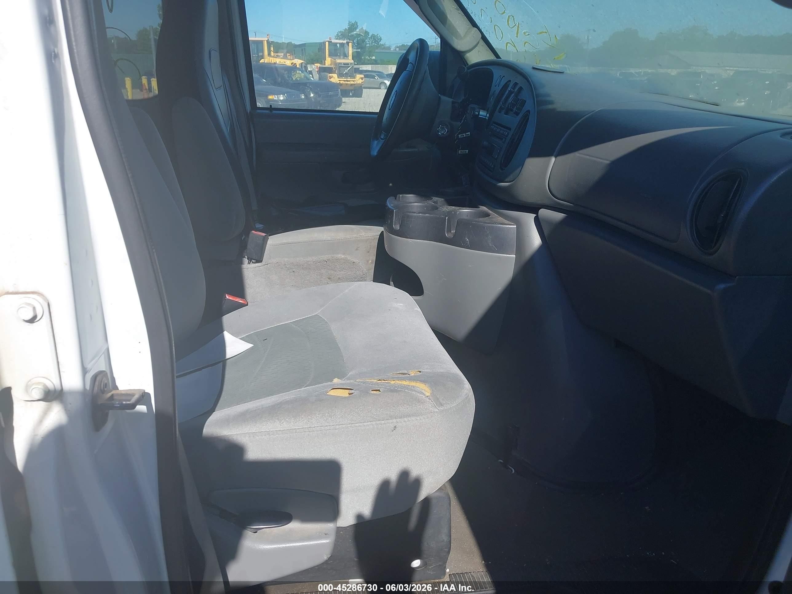 2008 Ford E-350 Super Duty Xl/xlt White vin: 1FBNE31LX8DA84080