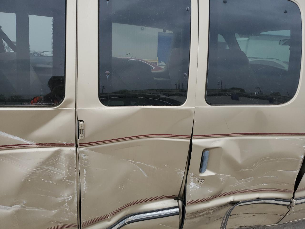 1999 Ford Econoline E350 Super Duty Wagon Tan vin: 1FBNE31S9XHB82919