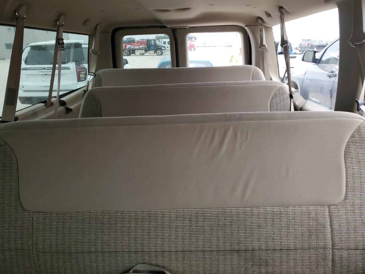 1999 Ford Econoline E350 Super Duty Wagon Tan vin: 1FBNE31S9XHB82919