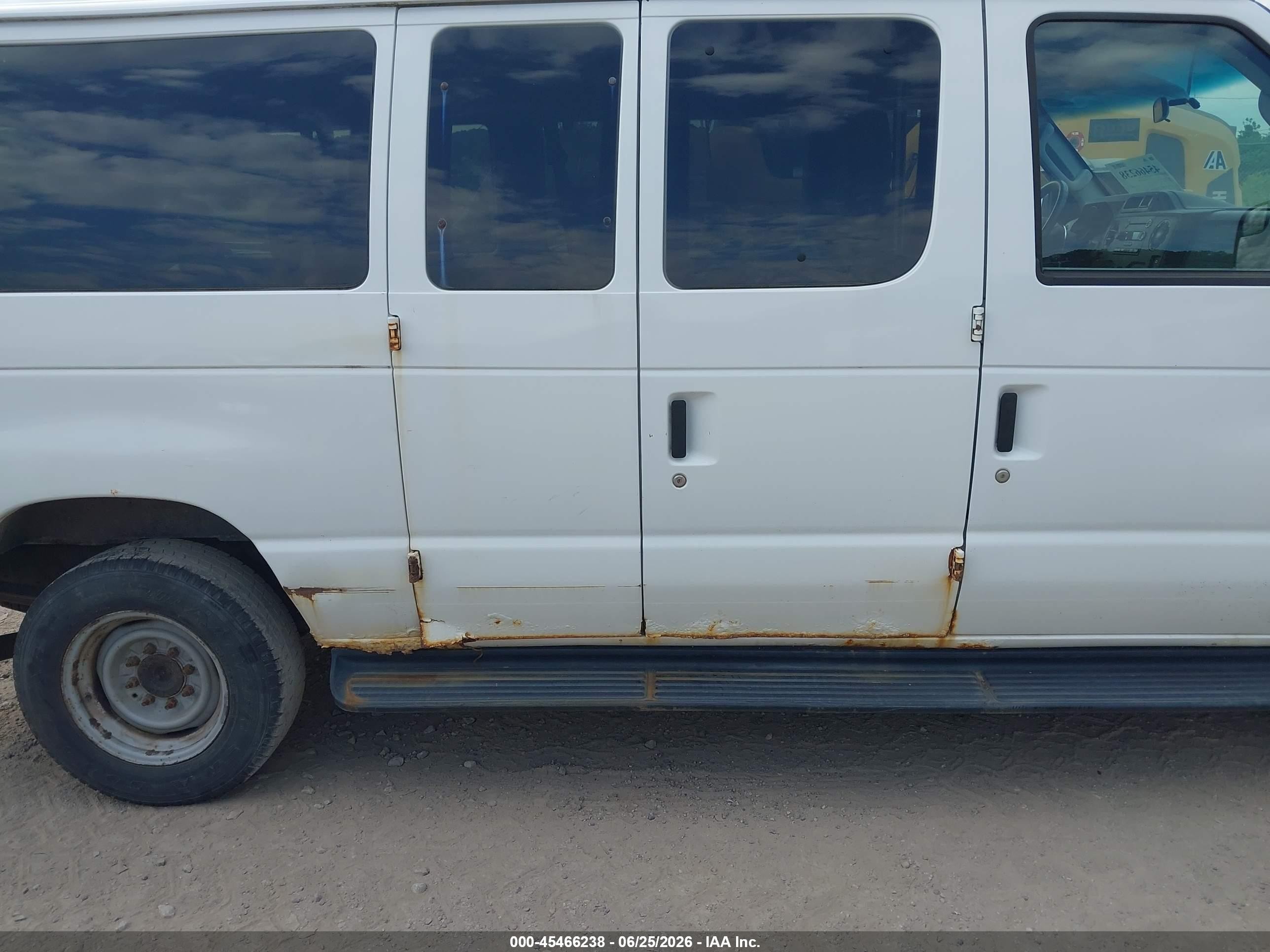 2011 Ford E-350 Super Duty Xl/xlt White vin: 1FBNE3BL0BDA12259
