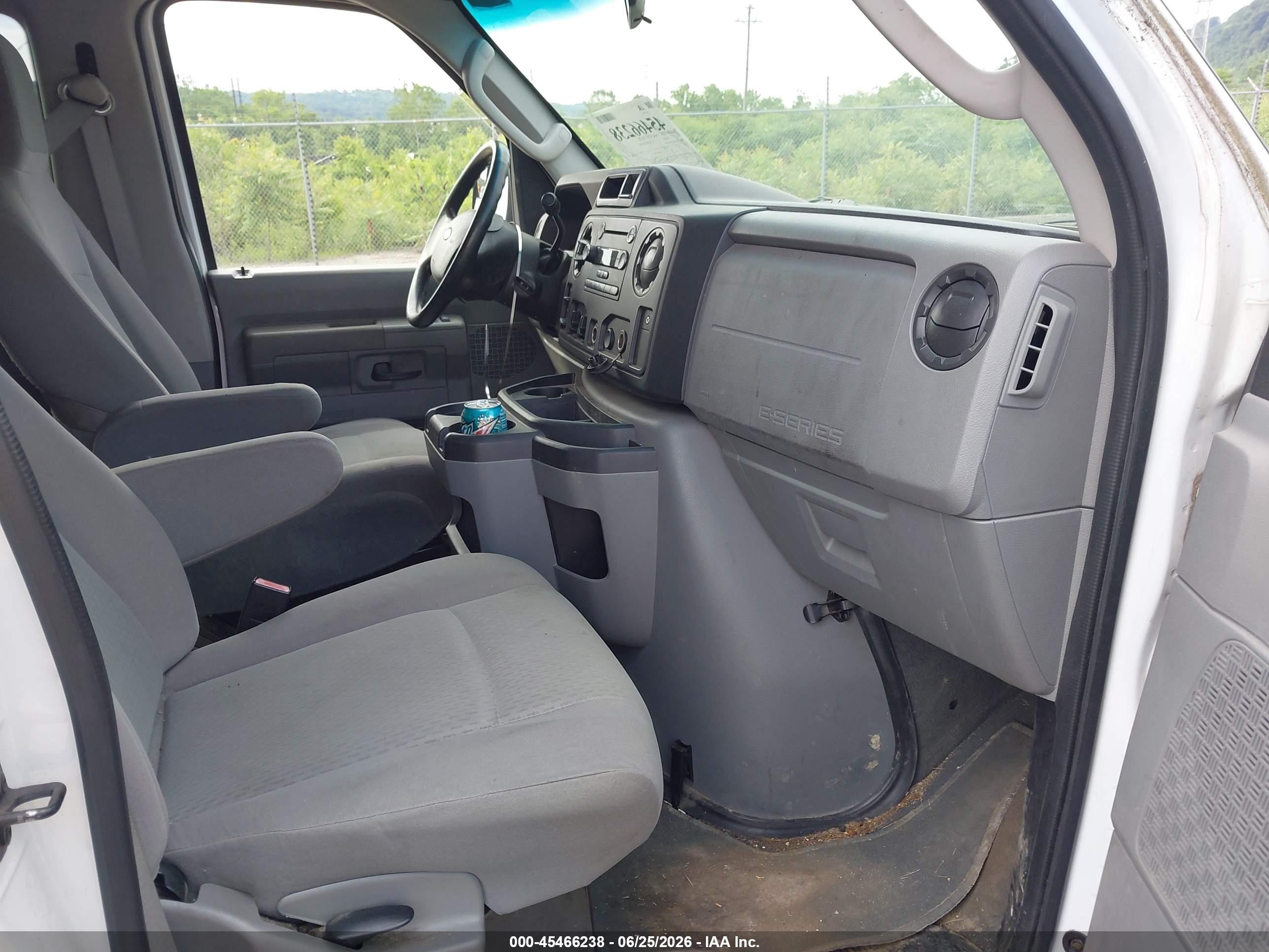 2011 Ford E-350 Super Duty Xl/xlt White vin: 1FBNE3BL0BDA12259