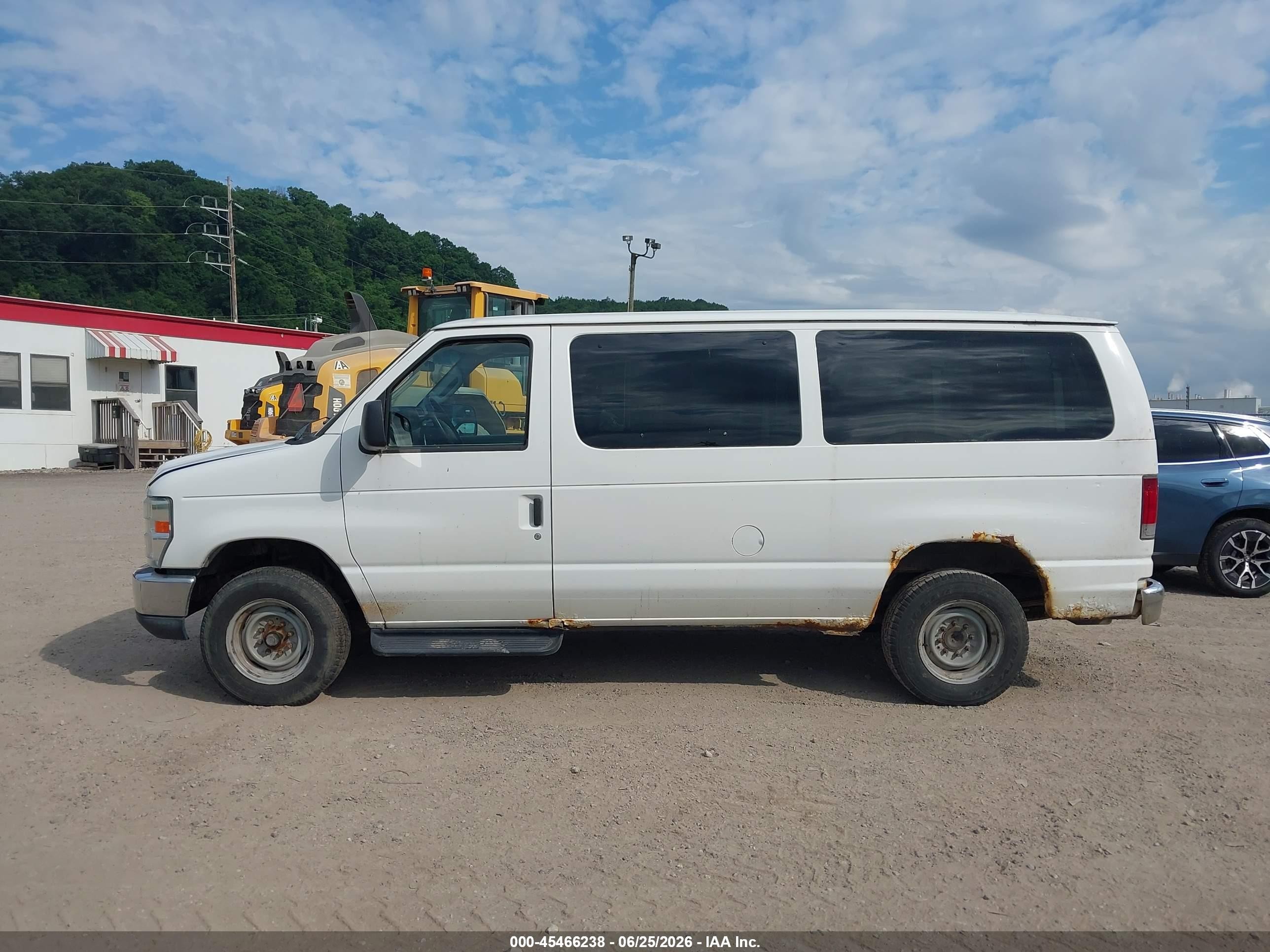 2011 Ford E-350 Super Duty Xl/xlt White vin: 1FBNE3BL0BDA12259