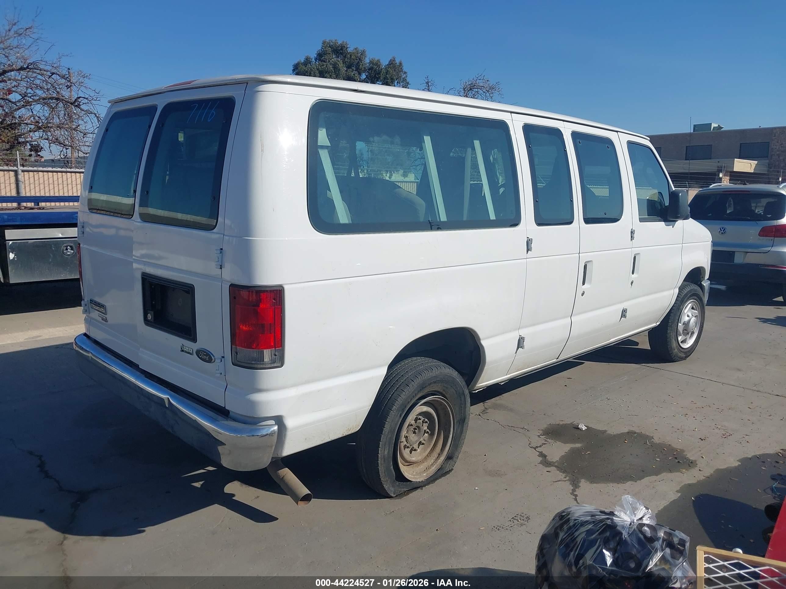 2014 Ford E-350 Super Duty   White vin: 1FBNE3BL0EDA77116