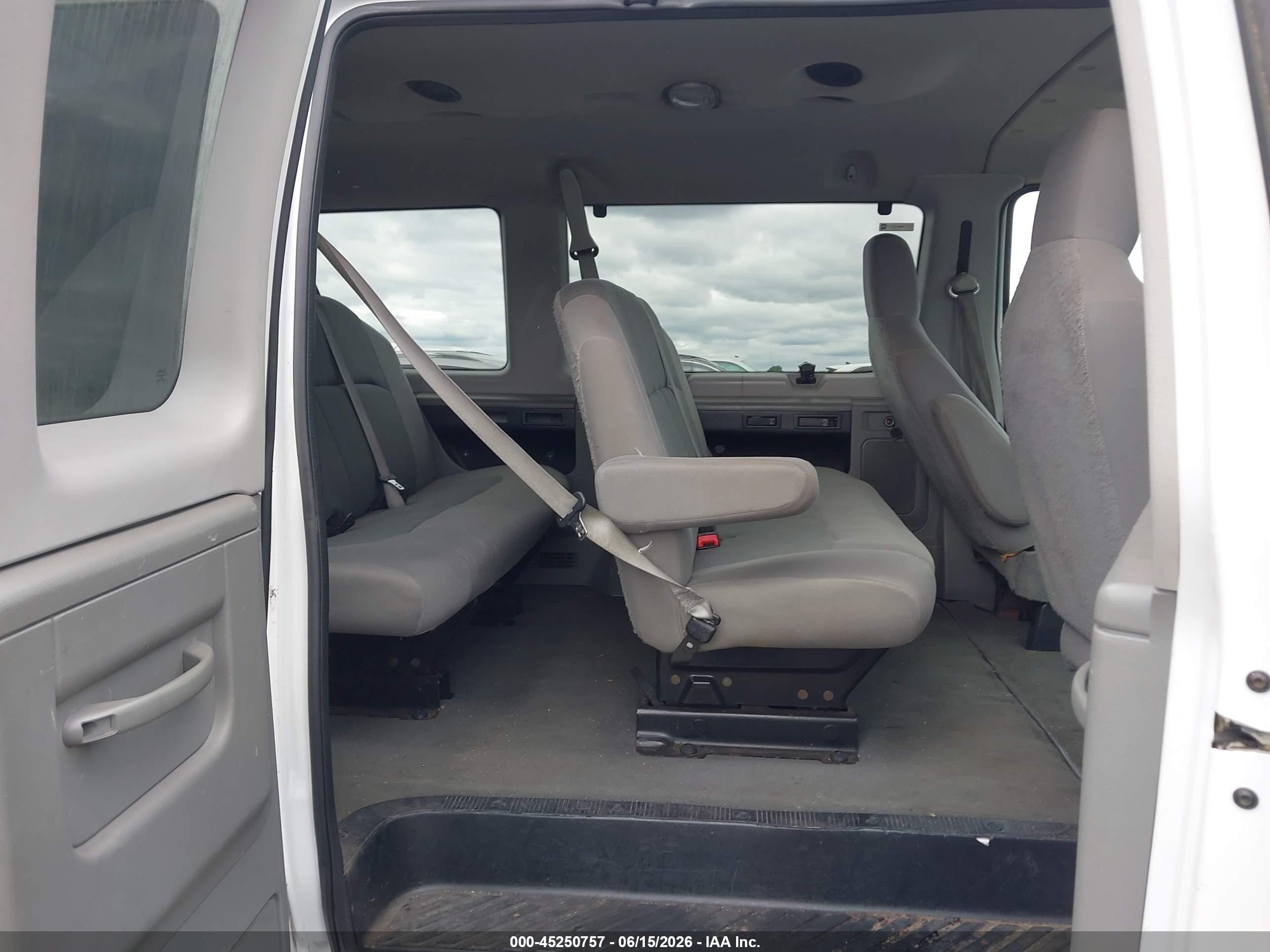 2010 Ford E-350 Super Duty Xl/xlt White vin: 1FBNE3BL1ADA23625