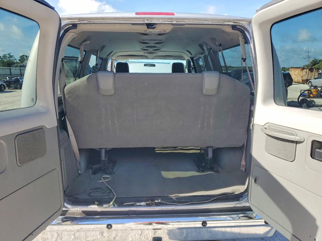 2010 Ford Econoline E350 Super Duty Wagon Silver vin: 1FBNE3BL6ADA45667