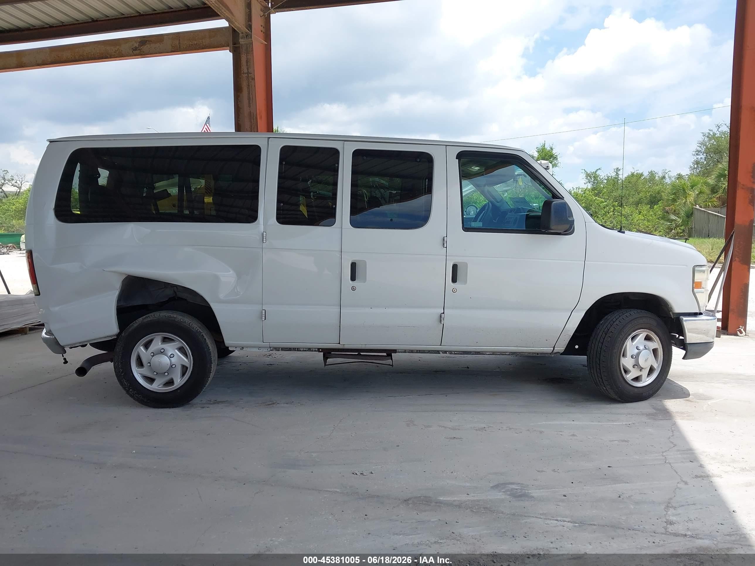 2011 Ford E-350 Super Duty Xlt White vin: 1FBNE3BL7BDA52869