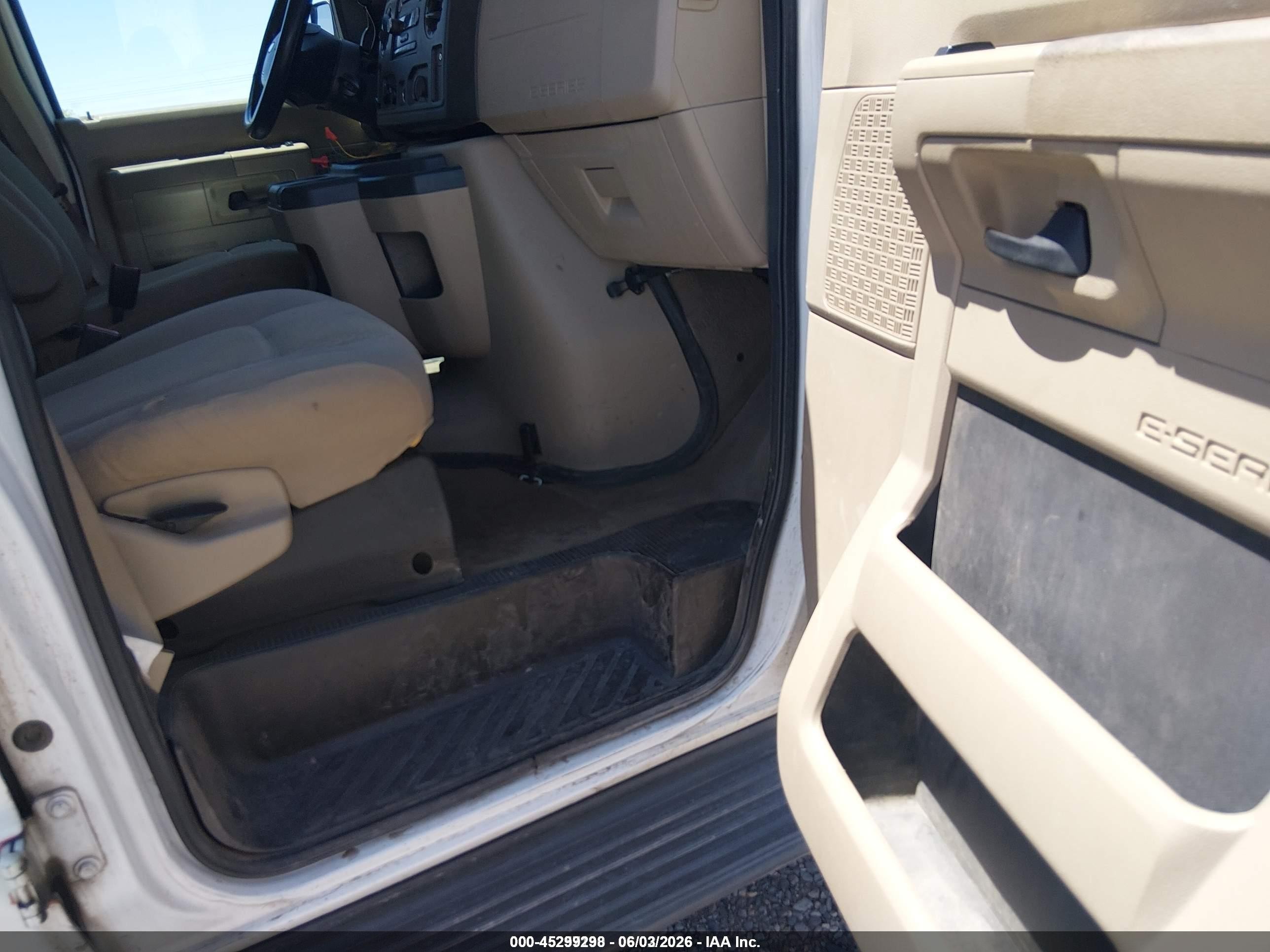 2010 Ford E-350 Super Duty Xl/xlt Белый vin: 1FBNE3BL8ADA16543