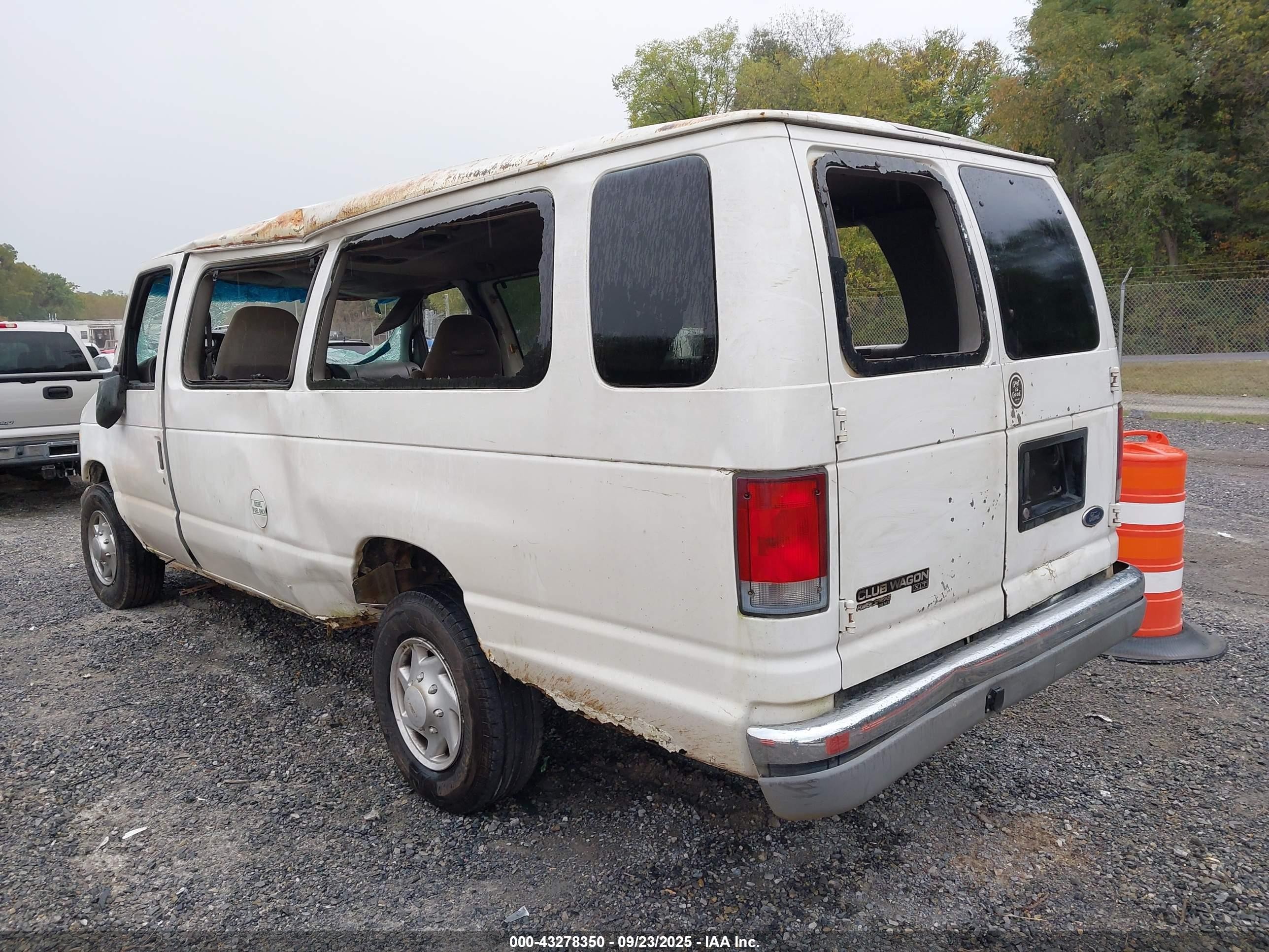 1998 Ford Super Club Wagon Xl/xlt White vin: 1FBSS31F8WHB19579