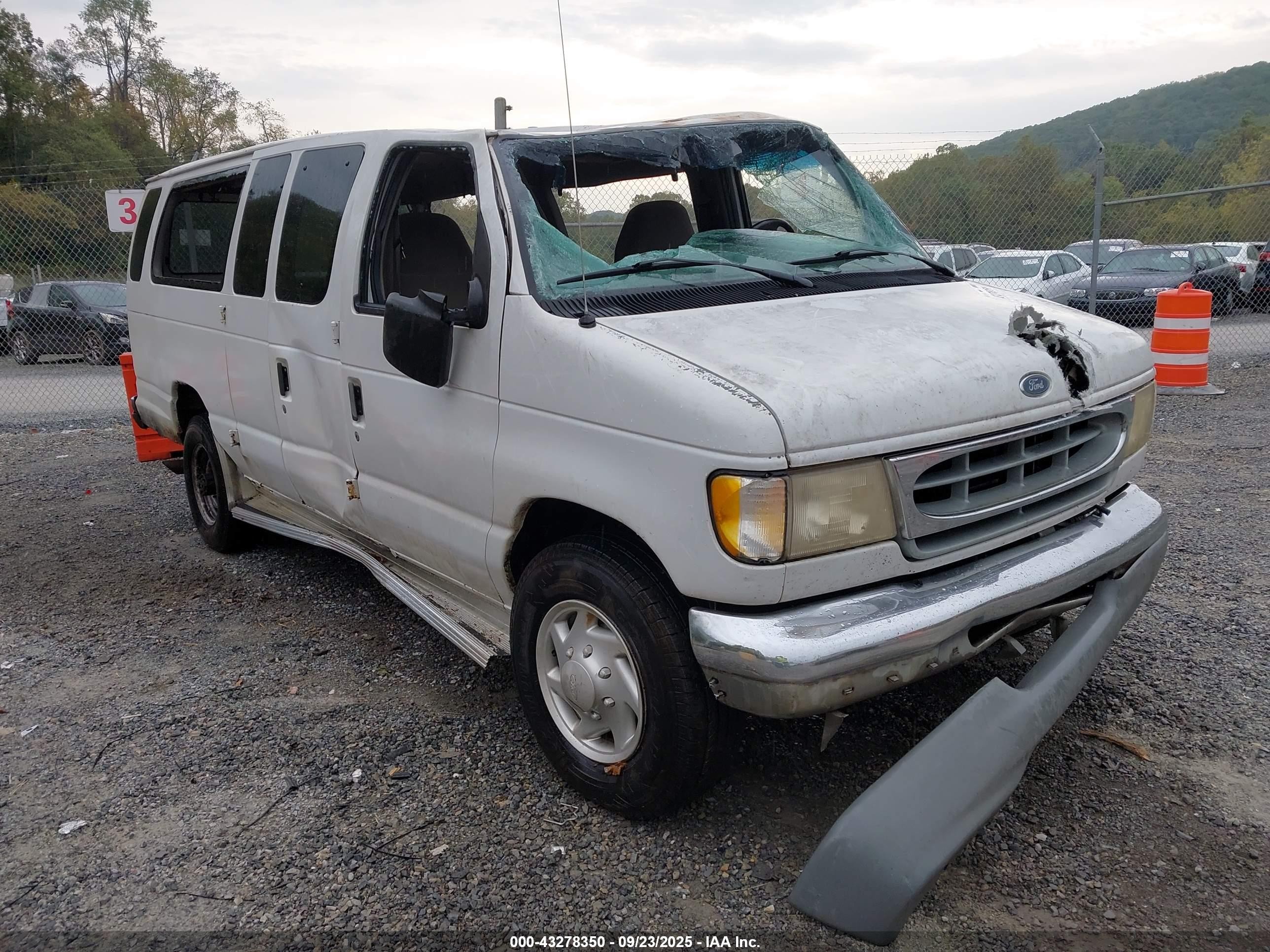 1998 Ford Super Club Wagon Xl/xlt White vin: 1FBSS31F8WHB19579