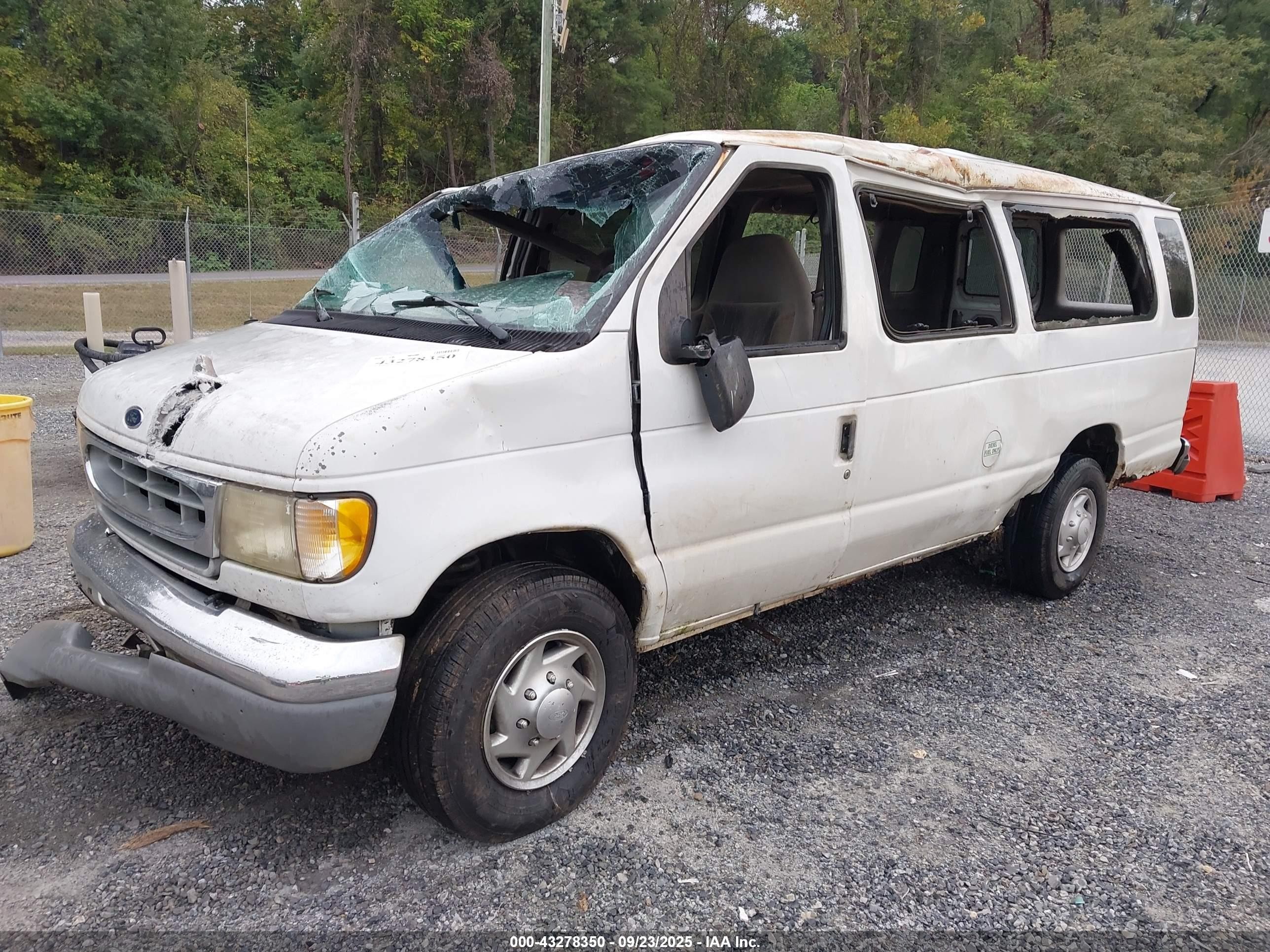 1998 Ford Super Club Wagon Xl/xlt White vin: 1FBSS31F8WHB19579