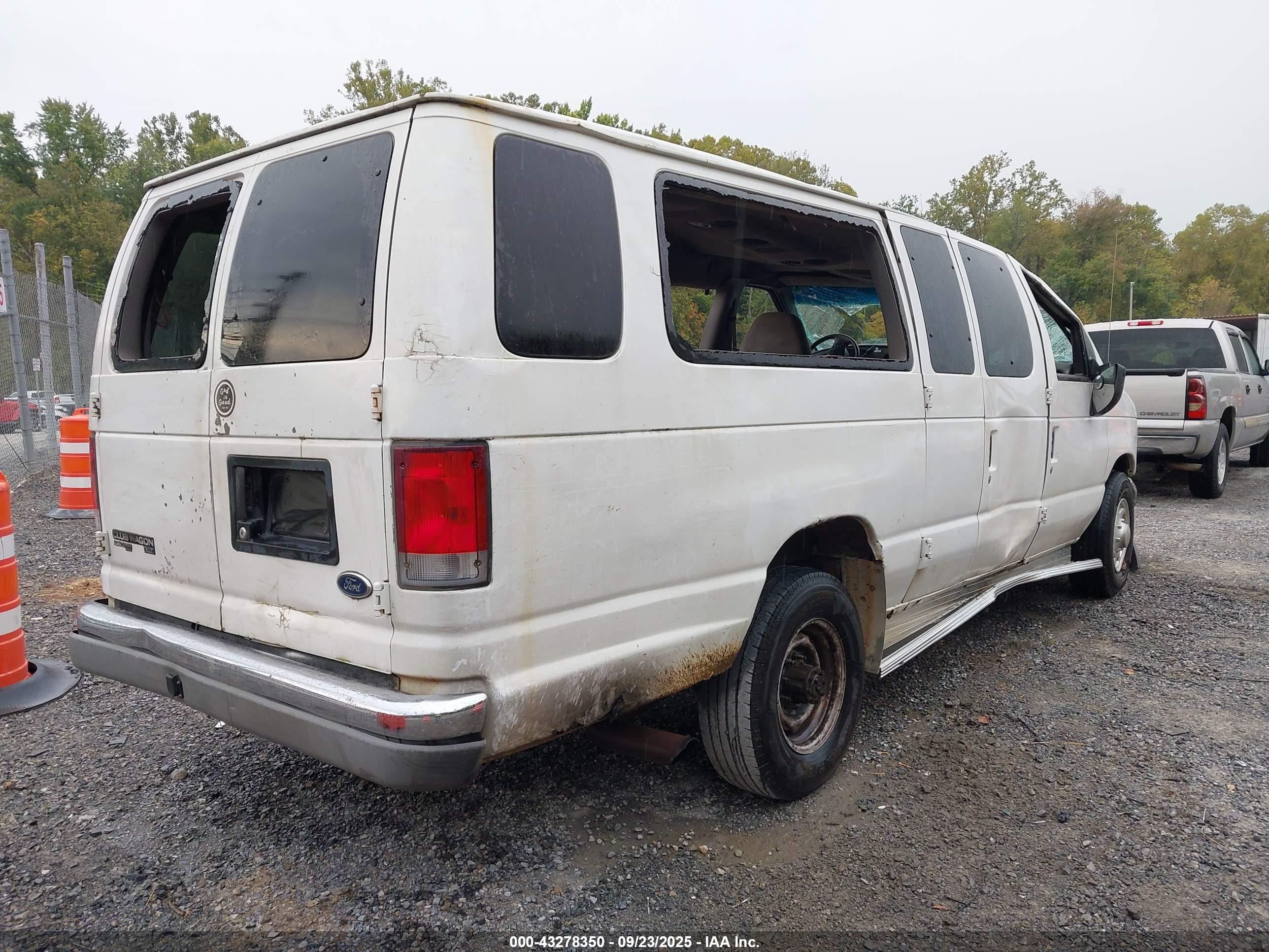 1998 Ford Super Club Wagon Xl/xlt White vin: 1FBSS31F8WHB19579