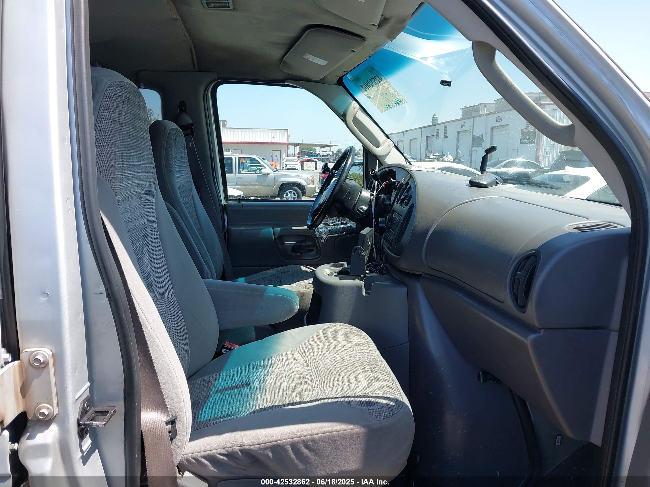 2000 Ford E-350 Super Duty Xl/xlt White vin: 1FBSS31L0YHA18416