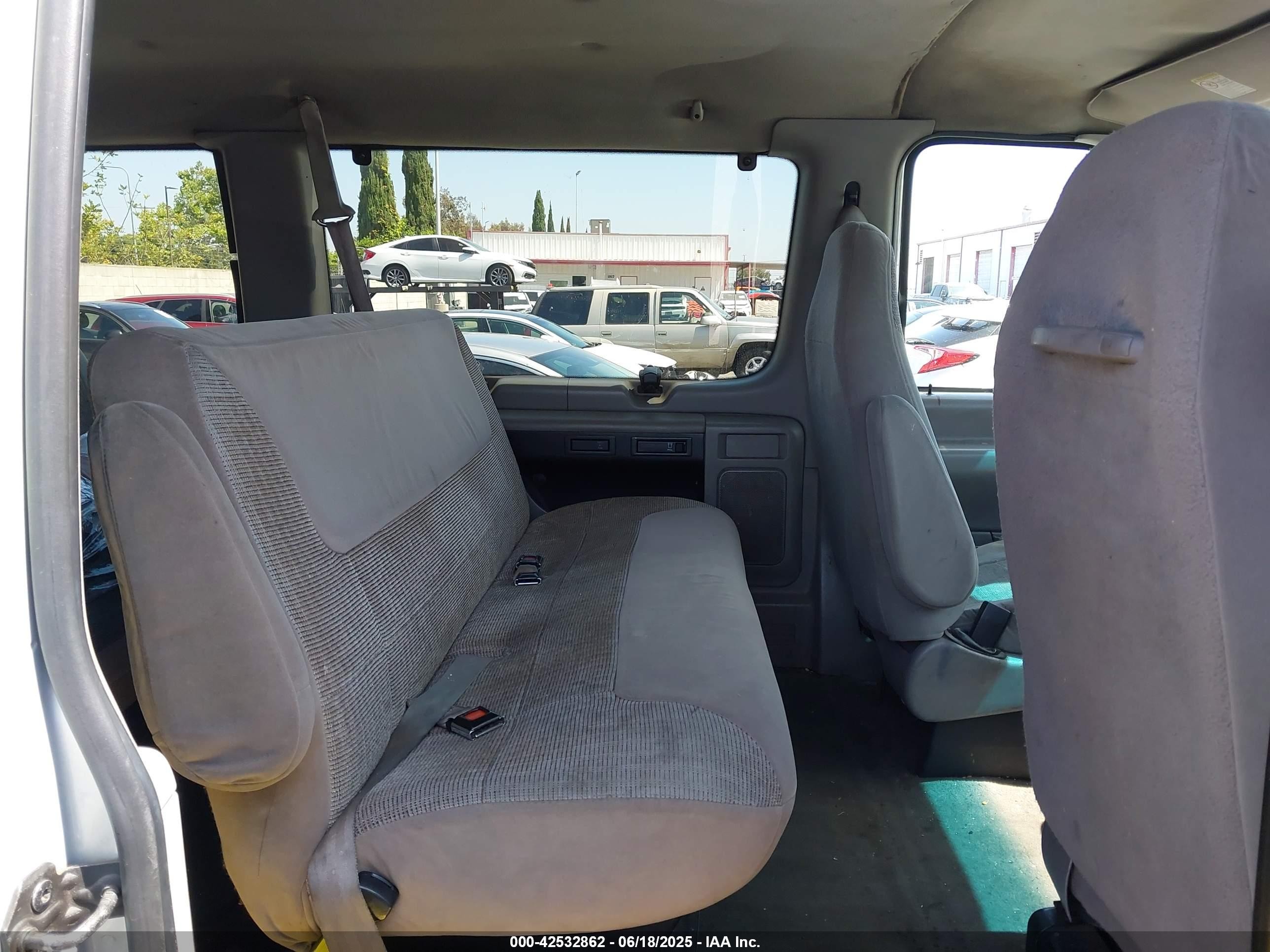 2000 Ford E-350 Super Duty Xl/xlt White vin: 1FBSS31L0YHA18416