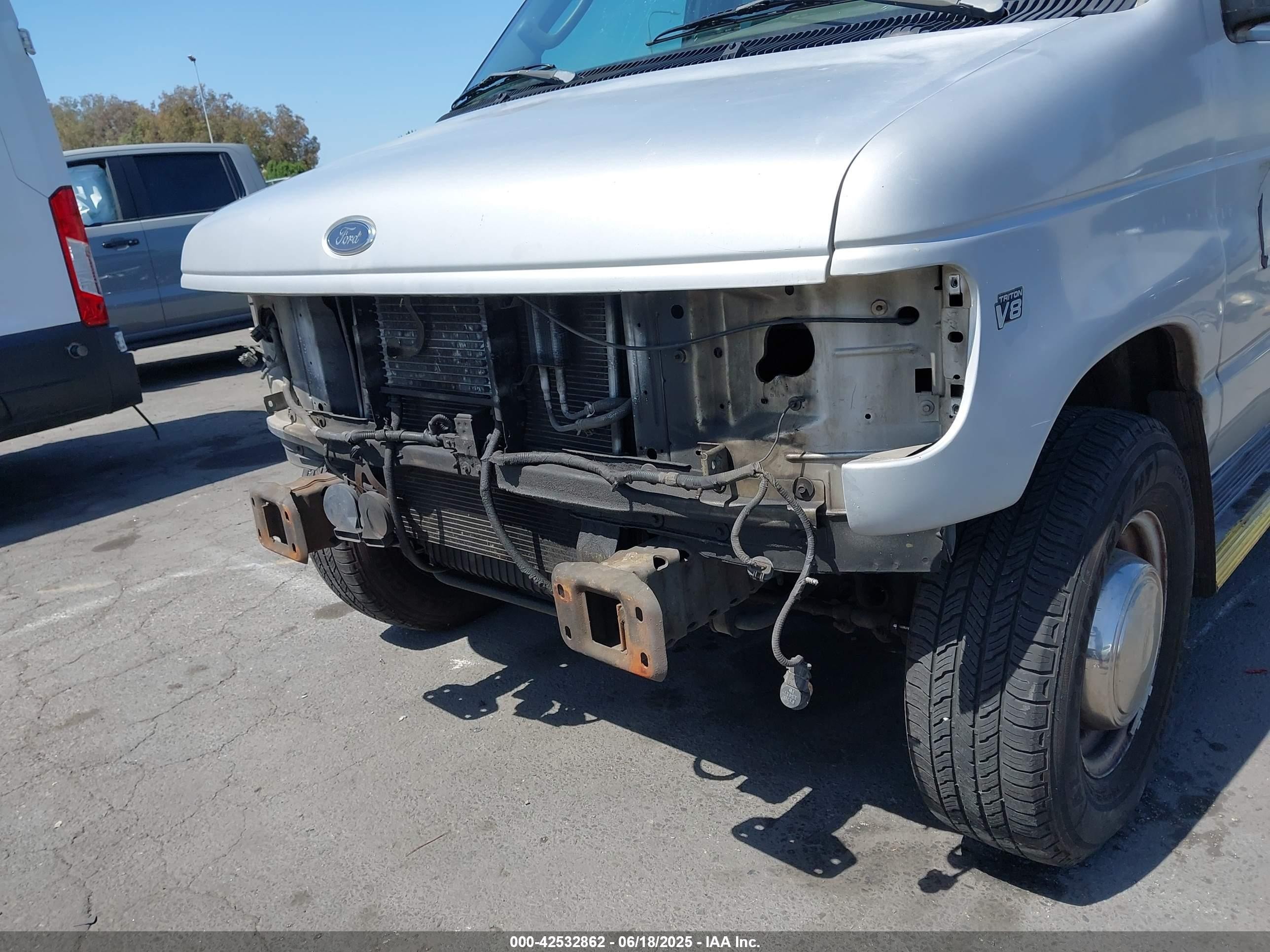 2000 Ford E-350 Super Duty Xl/xlt White vin: 1FBSS31L0YHA18416