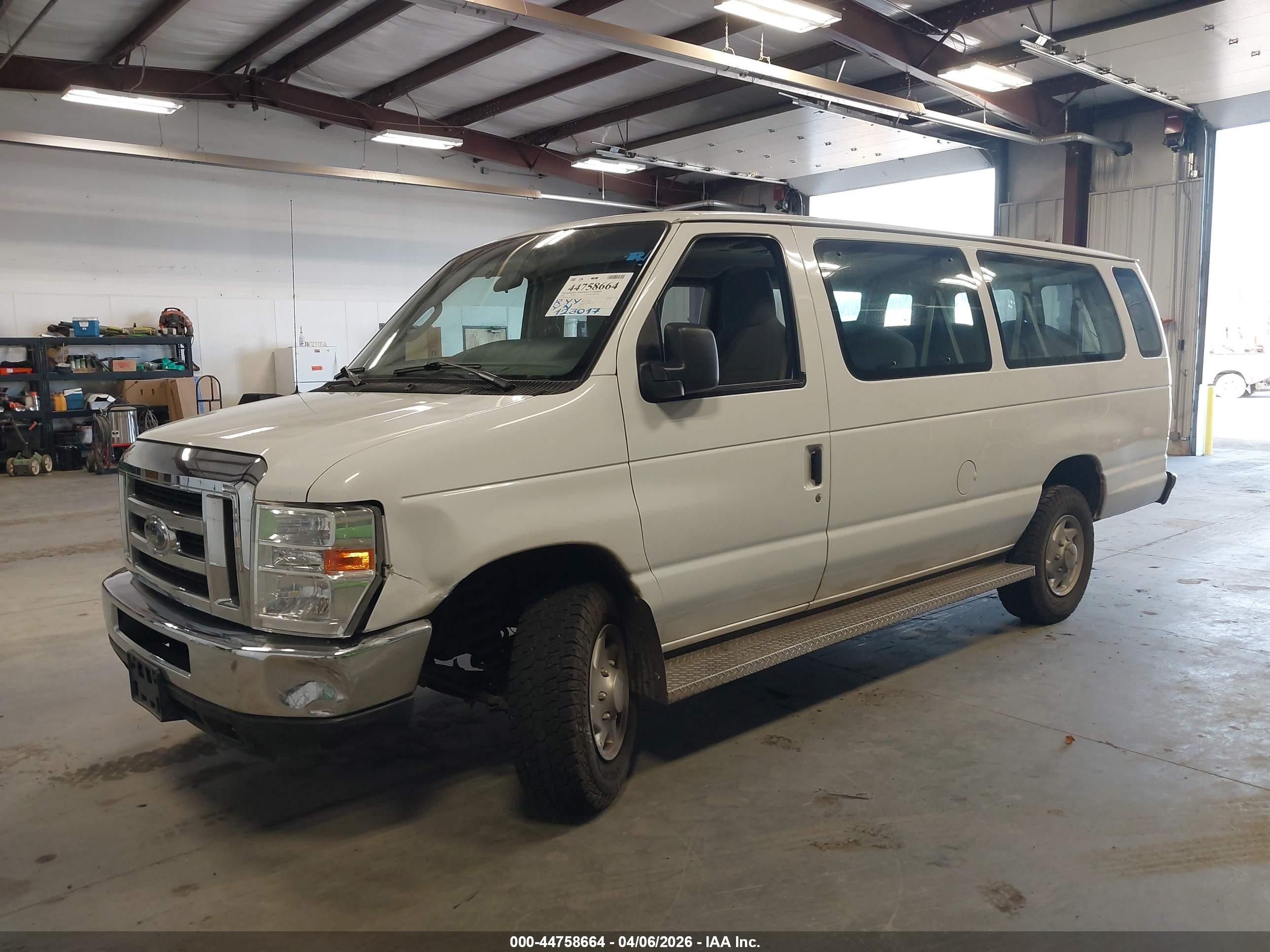 2009 Ford E-350 Super Duty Xlt Белый vin: 1FBSS31L19DA75037
