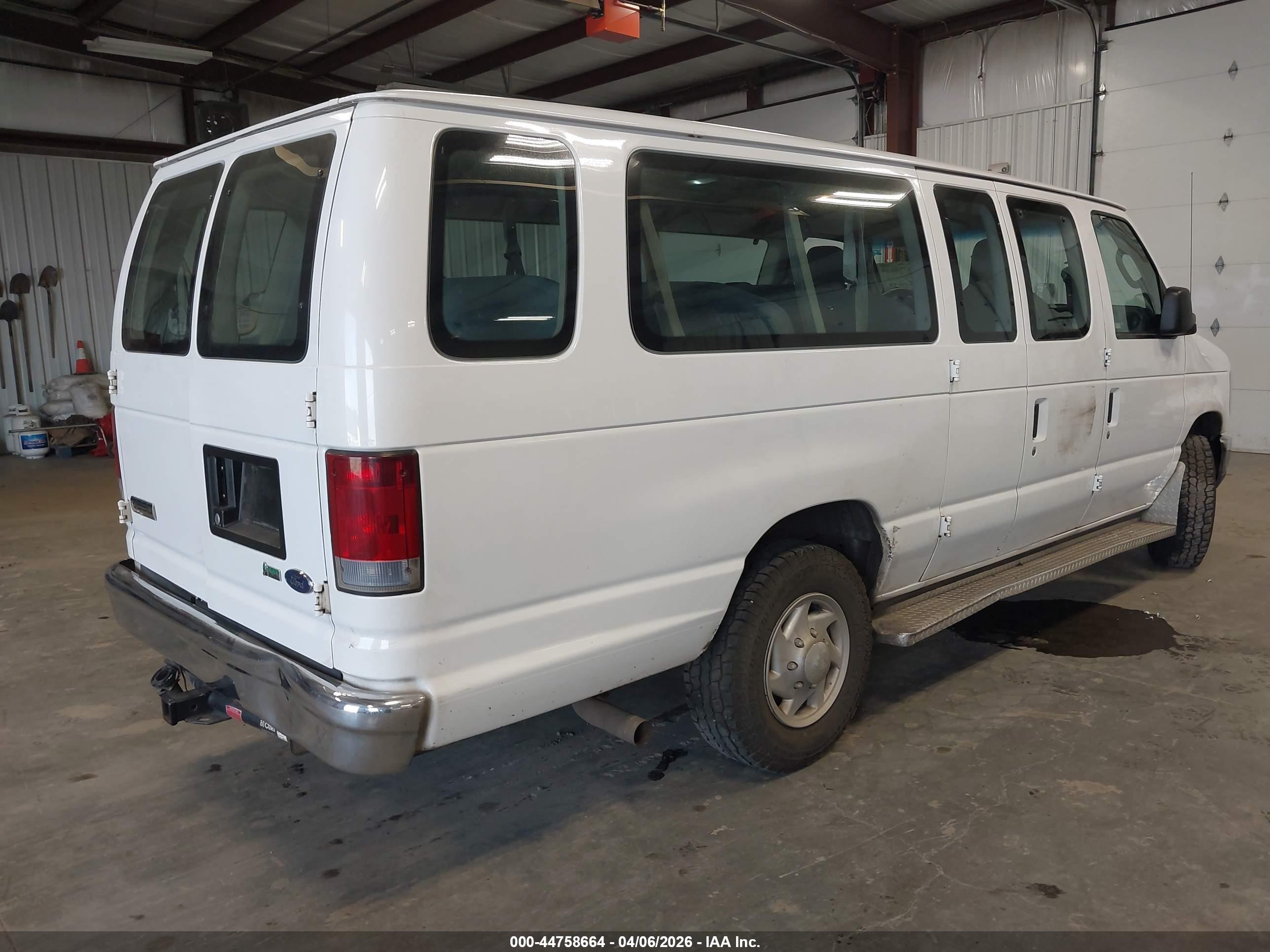 2009 Ford E-350 Super Duty Xlt Белый vin: 1FBSS31L19DA75037
