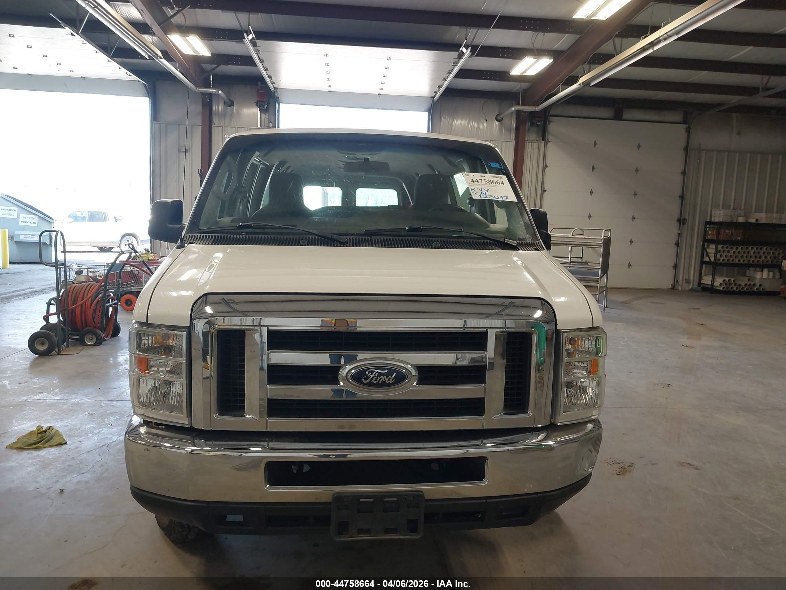 2009 Ford E-350 Super Duty Xlt Белый vin: 1FBSS31L19DA75037