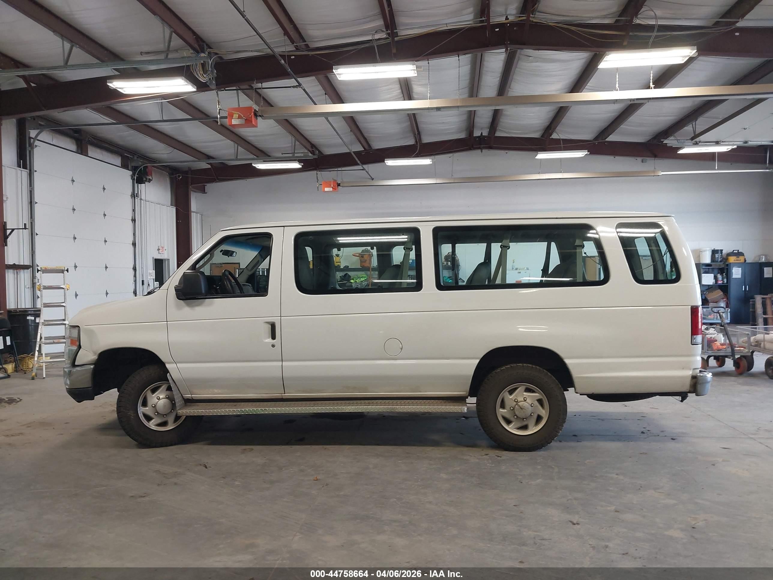 2009 Ford E-350 Super Duty Xlt Белый vin: 1FBSS31L19DA75037