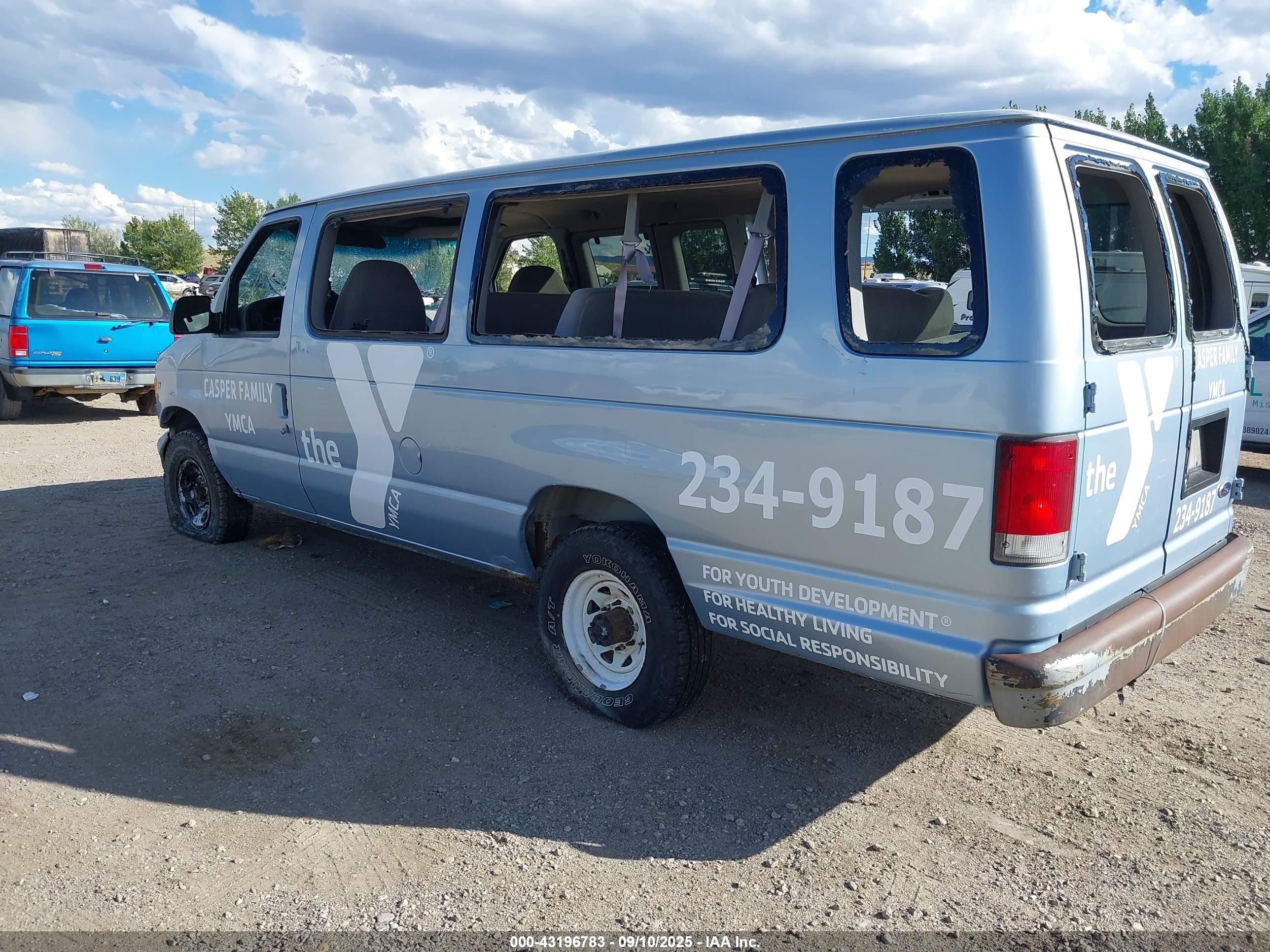 2000 Ford E-350 Super Duty Xl/xlt Light Blue vin: 1FBSS31L1YHB59138