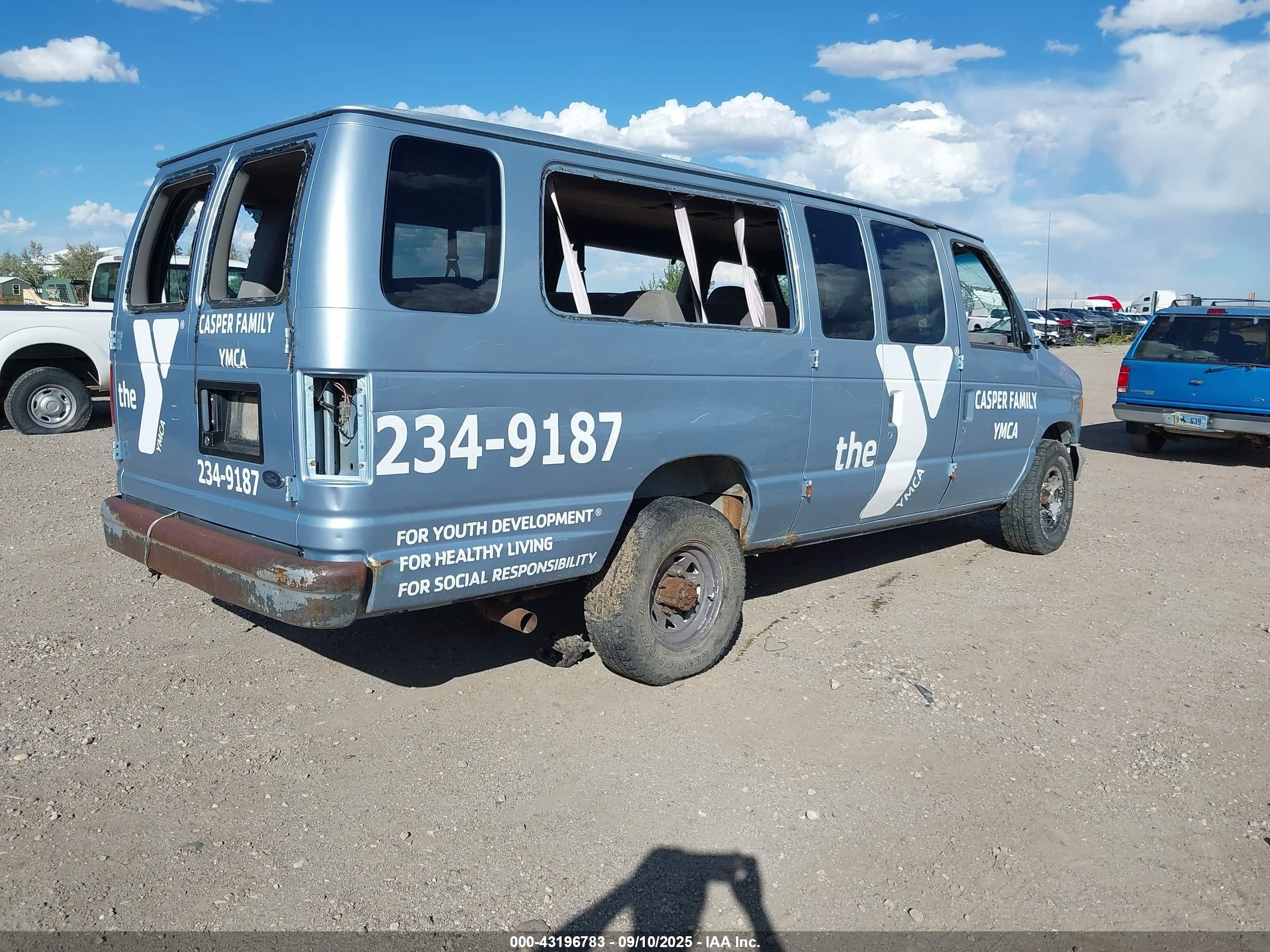 2000 Ford E-350 Super Duty Xl/xlt Light Blue vin: 1FBSS31L1YHB59138