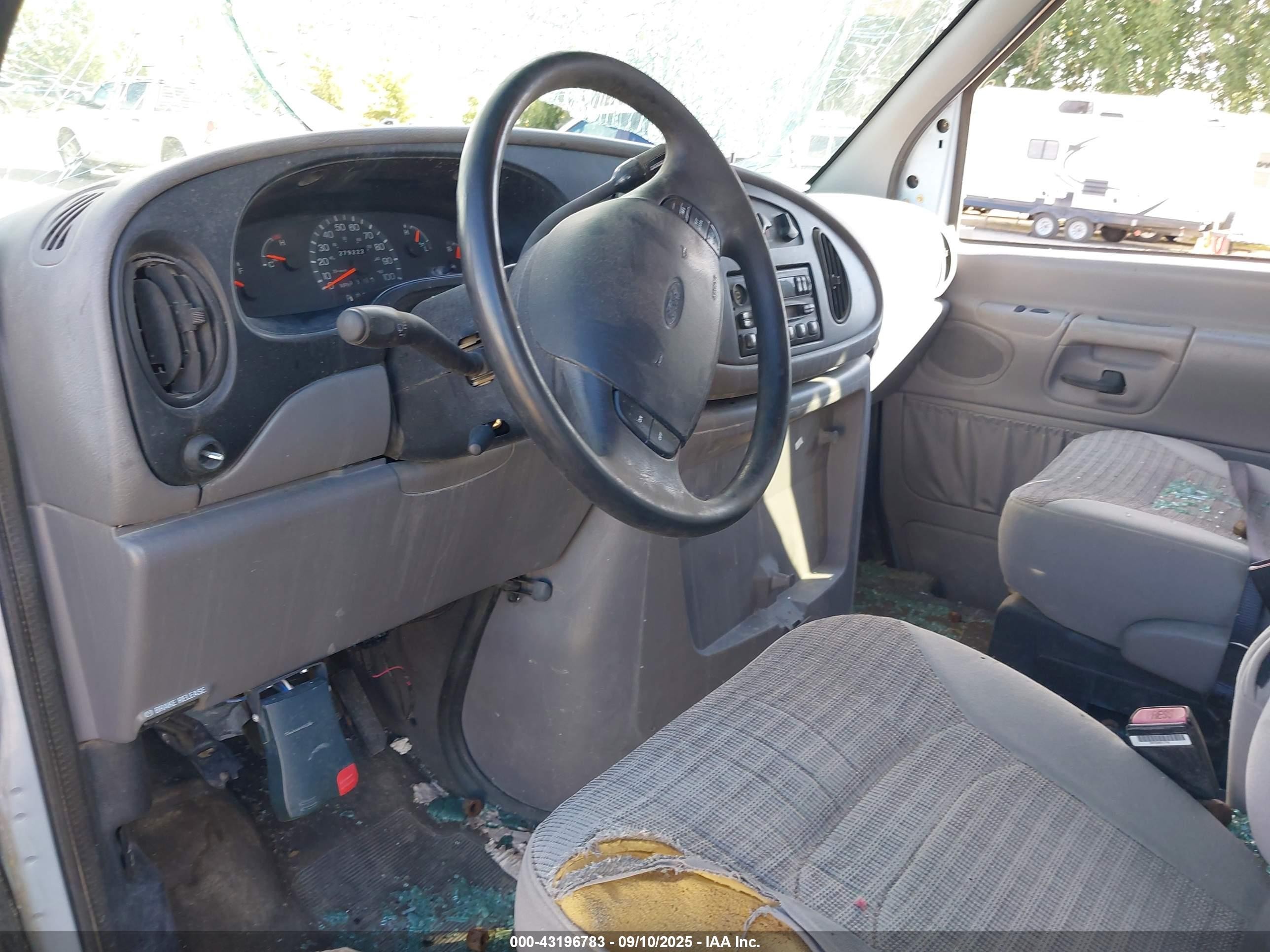 2000 Ford E-350 Super Duty Xl/xlt Light Blue vin: 1FBSS31L1YHB59138