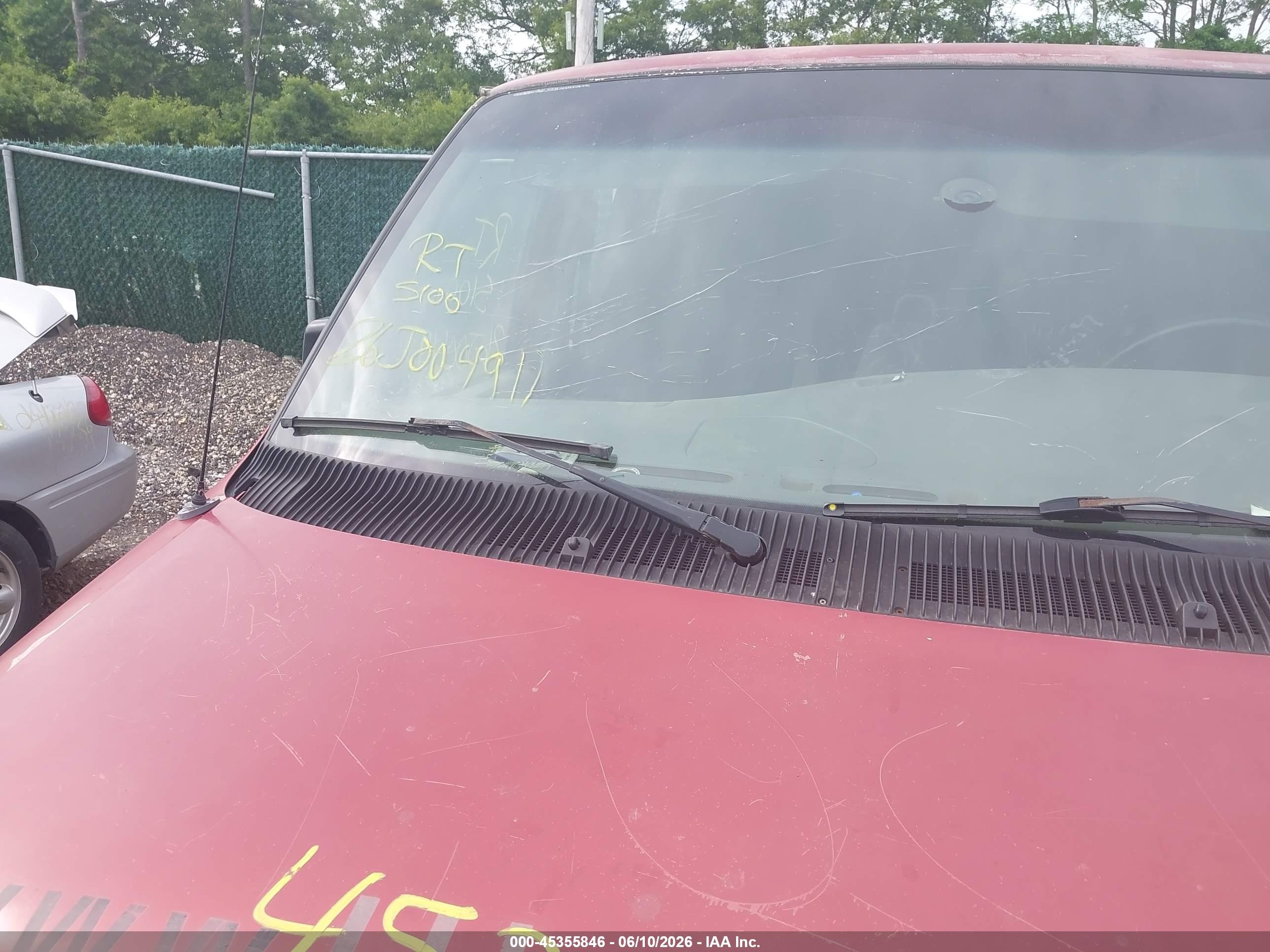 2000 Ford E-350 Super Duty Xl/xlt Red vin: 1FBSS31L2YHA75572