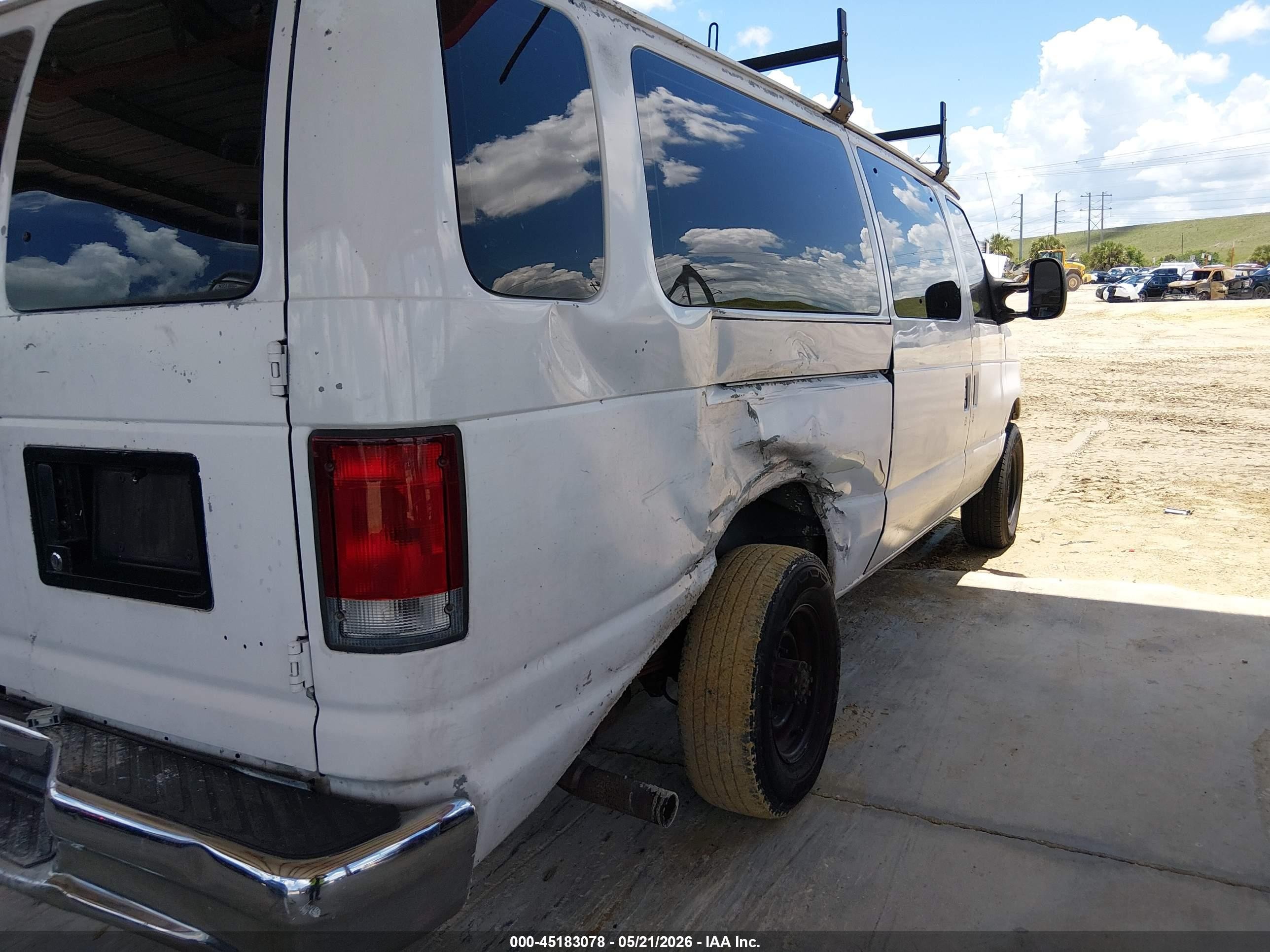 2001 Ford E-350 Super Duty   White vin: 1FBSS31L41HA41493