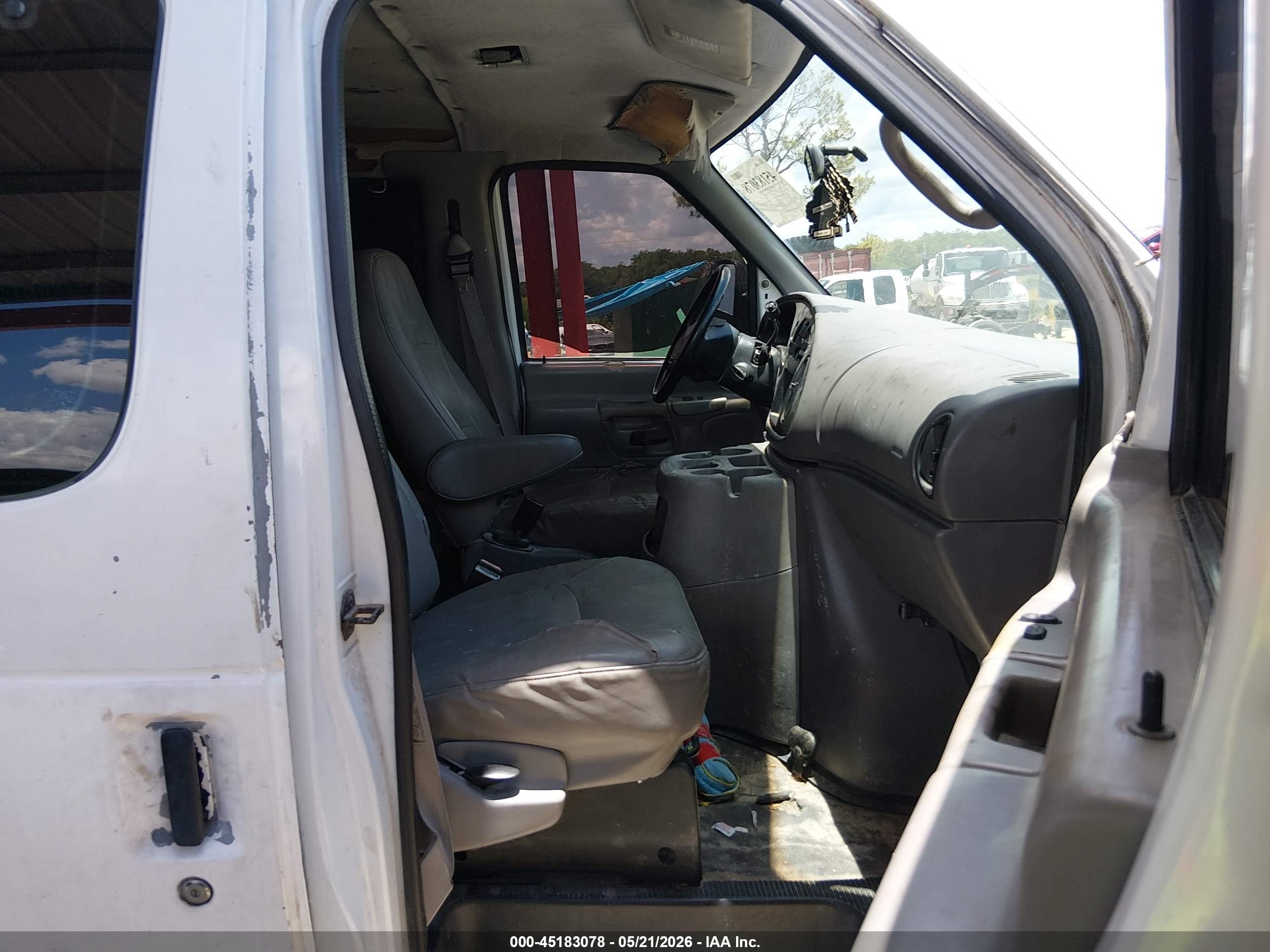 2001 Ford E-350 Super Duty   White vin: 1FBSS31L41HA41493
