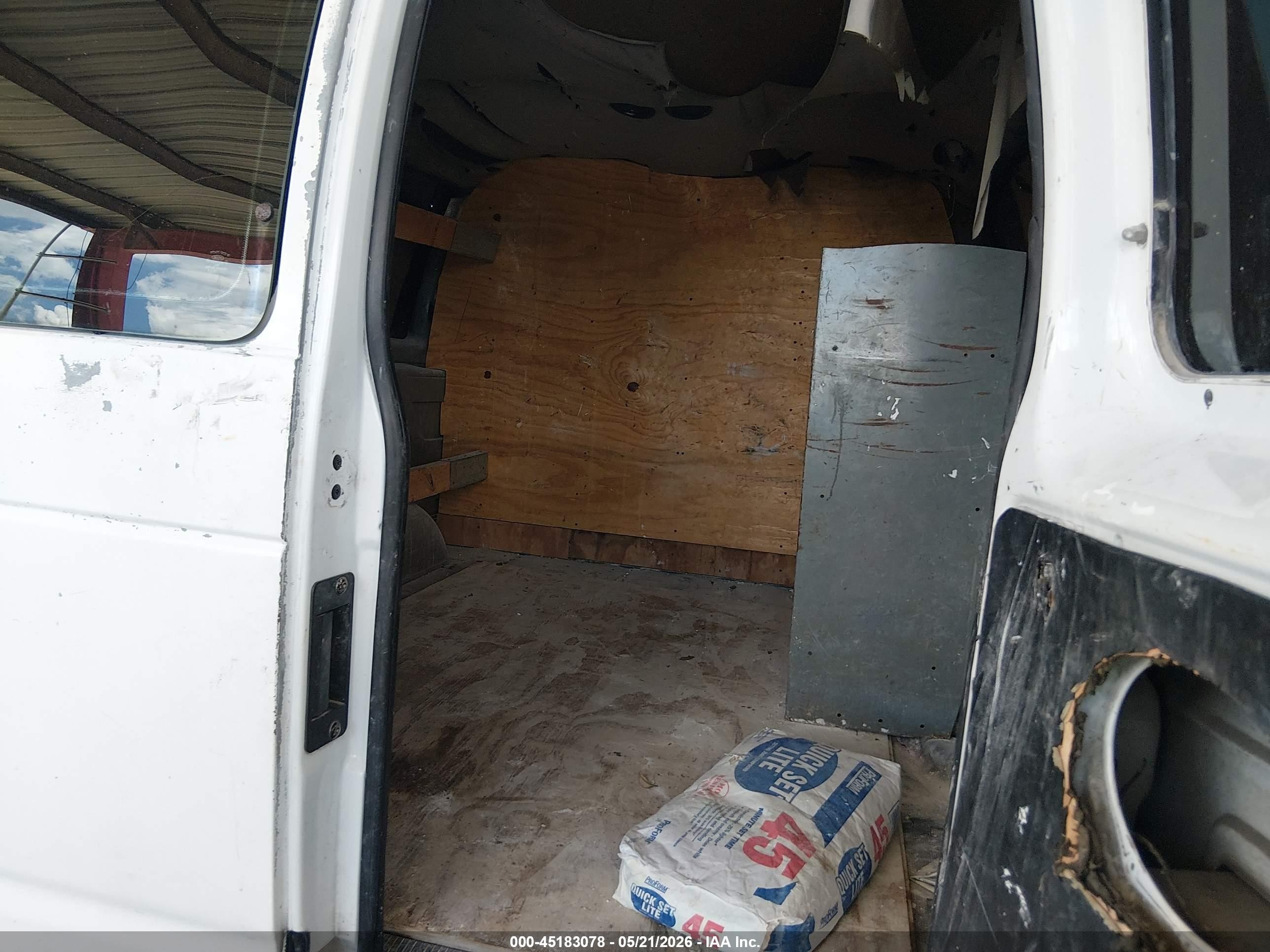 2001 Ford E-350 Super Duty   White vin: 1FBSS31L41HA41493