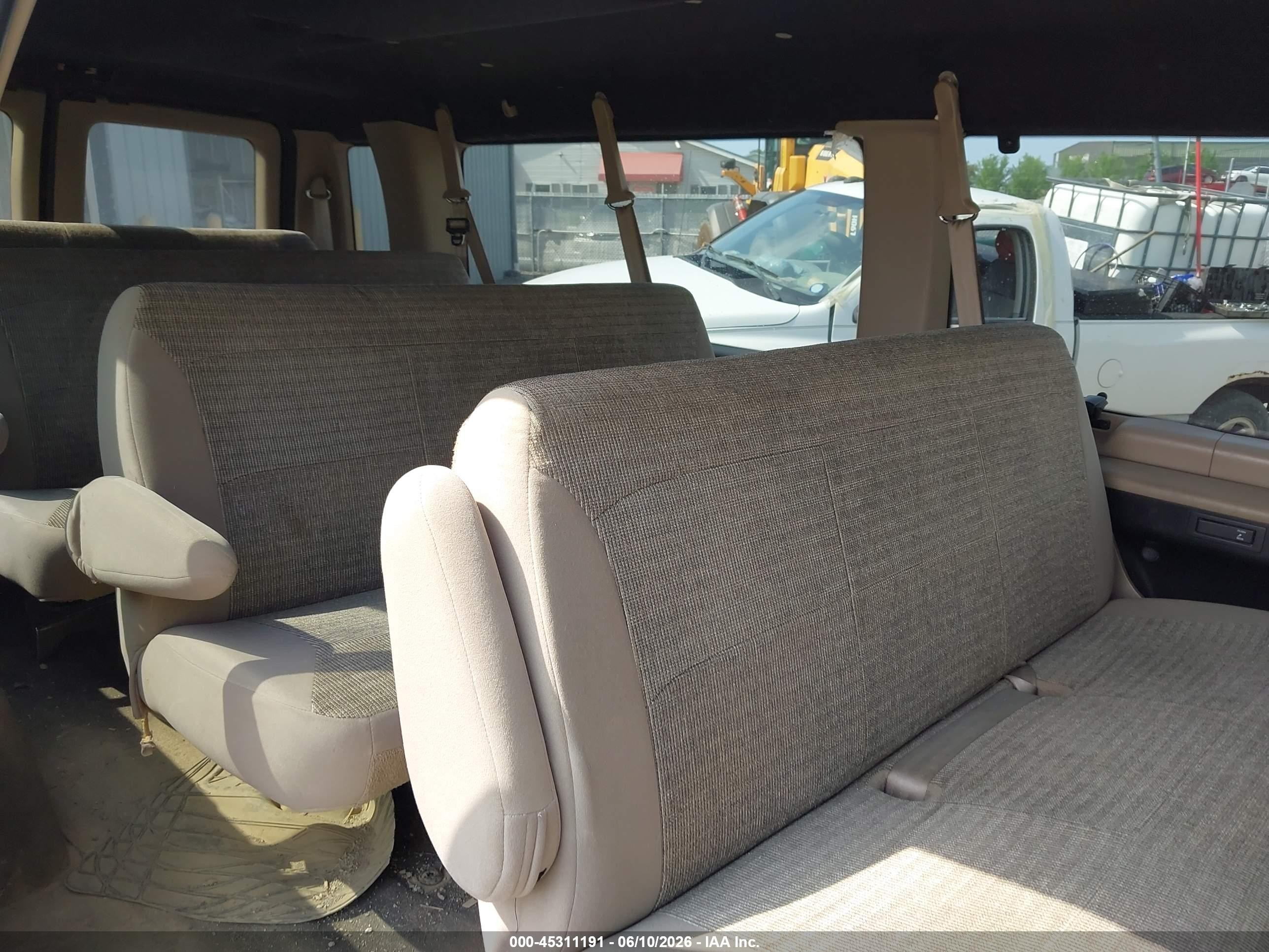 2001 Ford E-350 Super Duty Xl/xlt Maroon vin: 1FBSS31L41HB61018