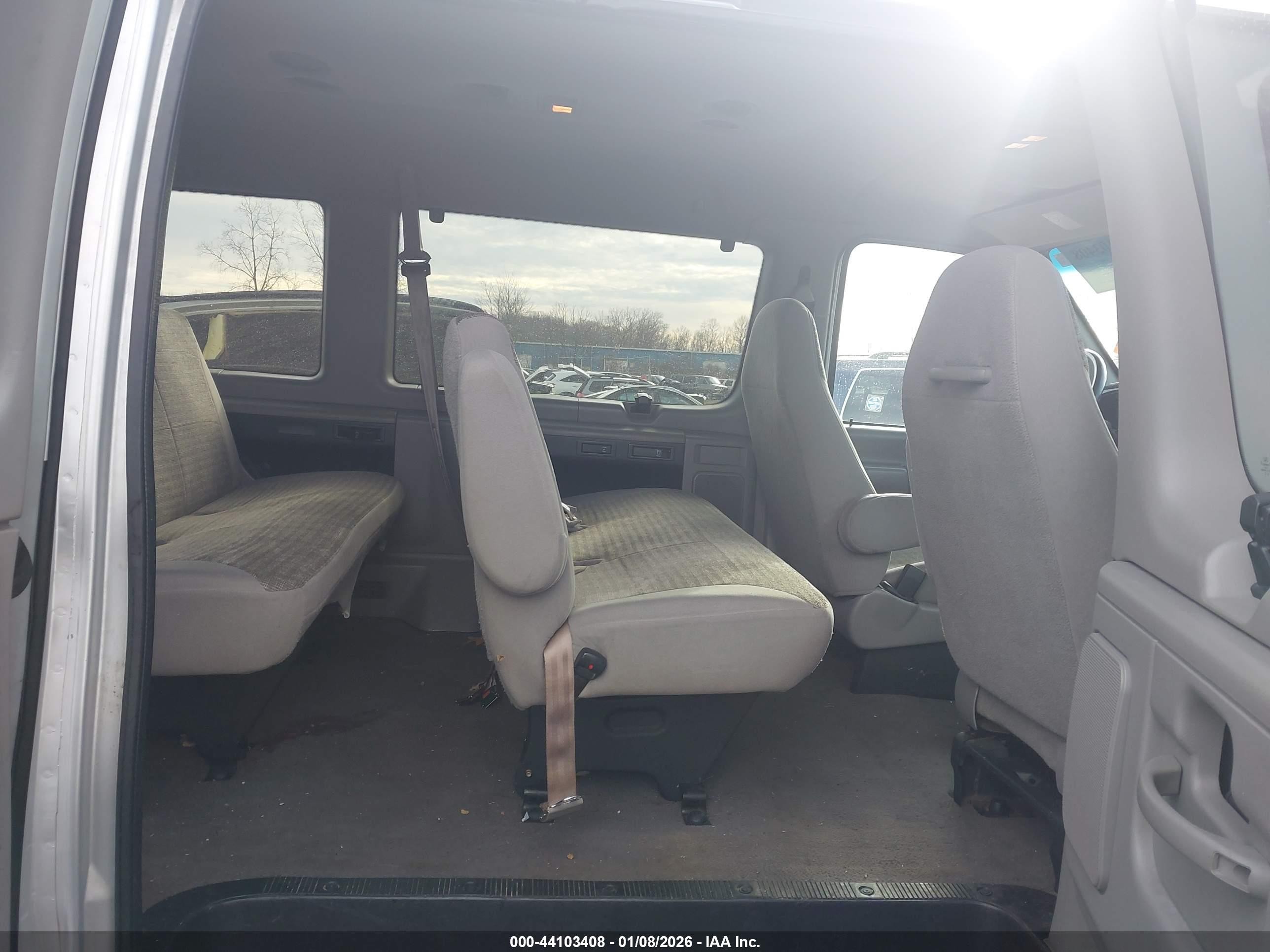 2000 Ford E-350 Super Duty   Gray vin: 1FBSS31L4YHA39494