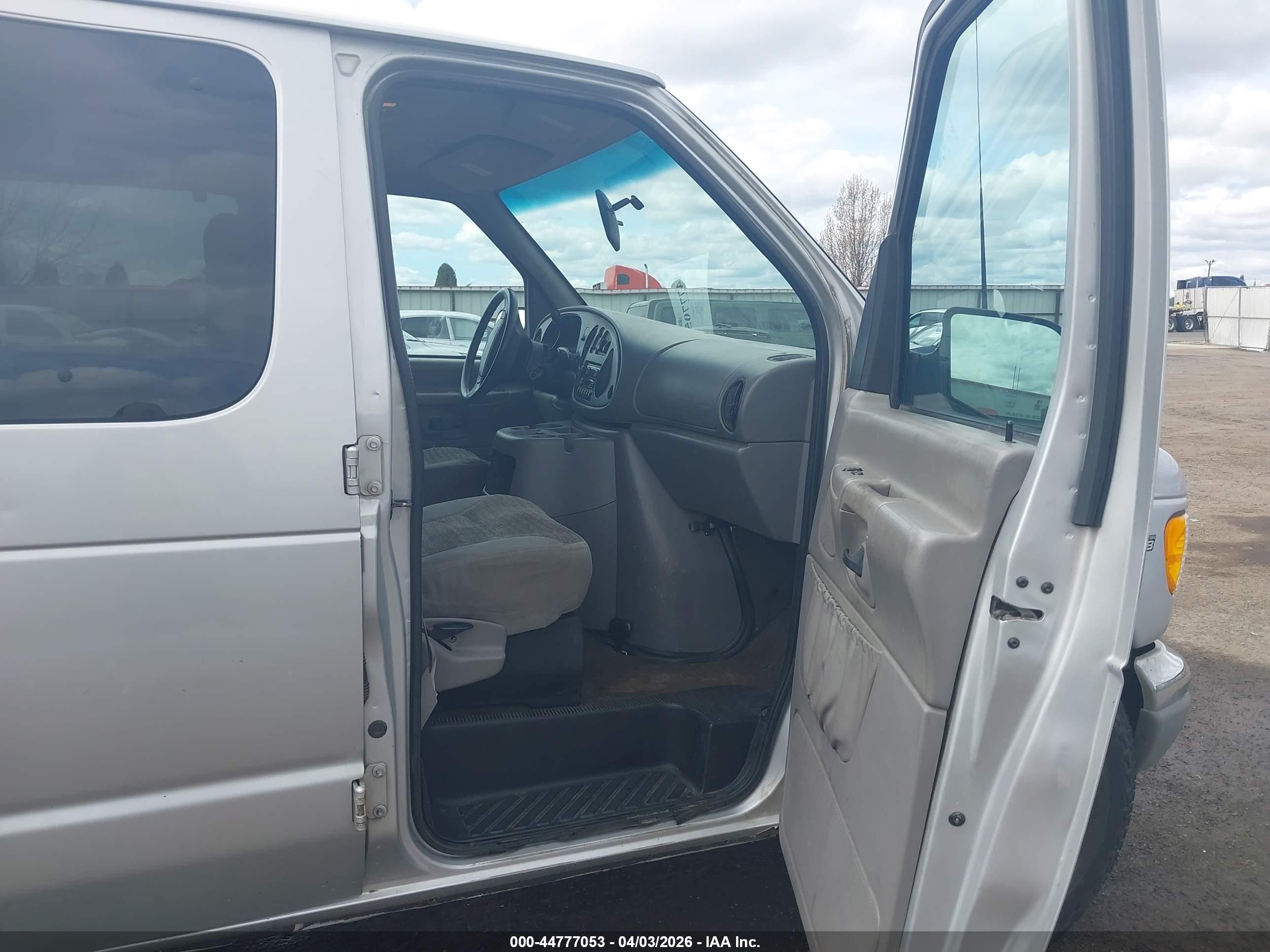 2000 Ford E-350 Super Duty Xl/xlt Серебряный vin: 1FBSS31L4YHB47971