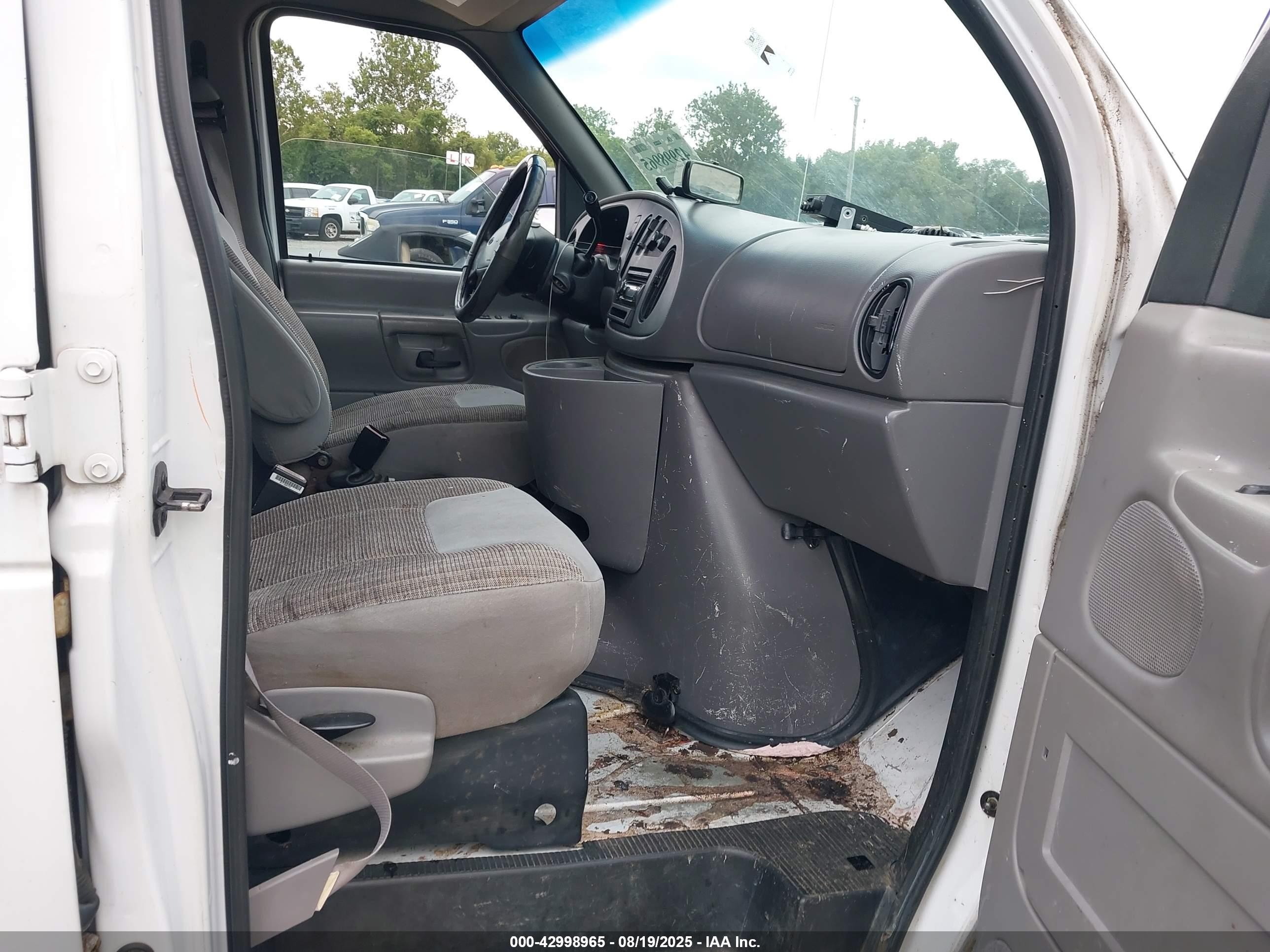 1999 Ford E-350 Super Duty Xl/xlt White vin: 1FBSS31L5XHB76068