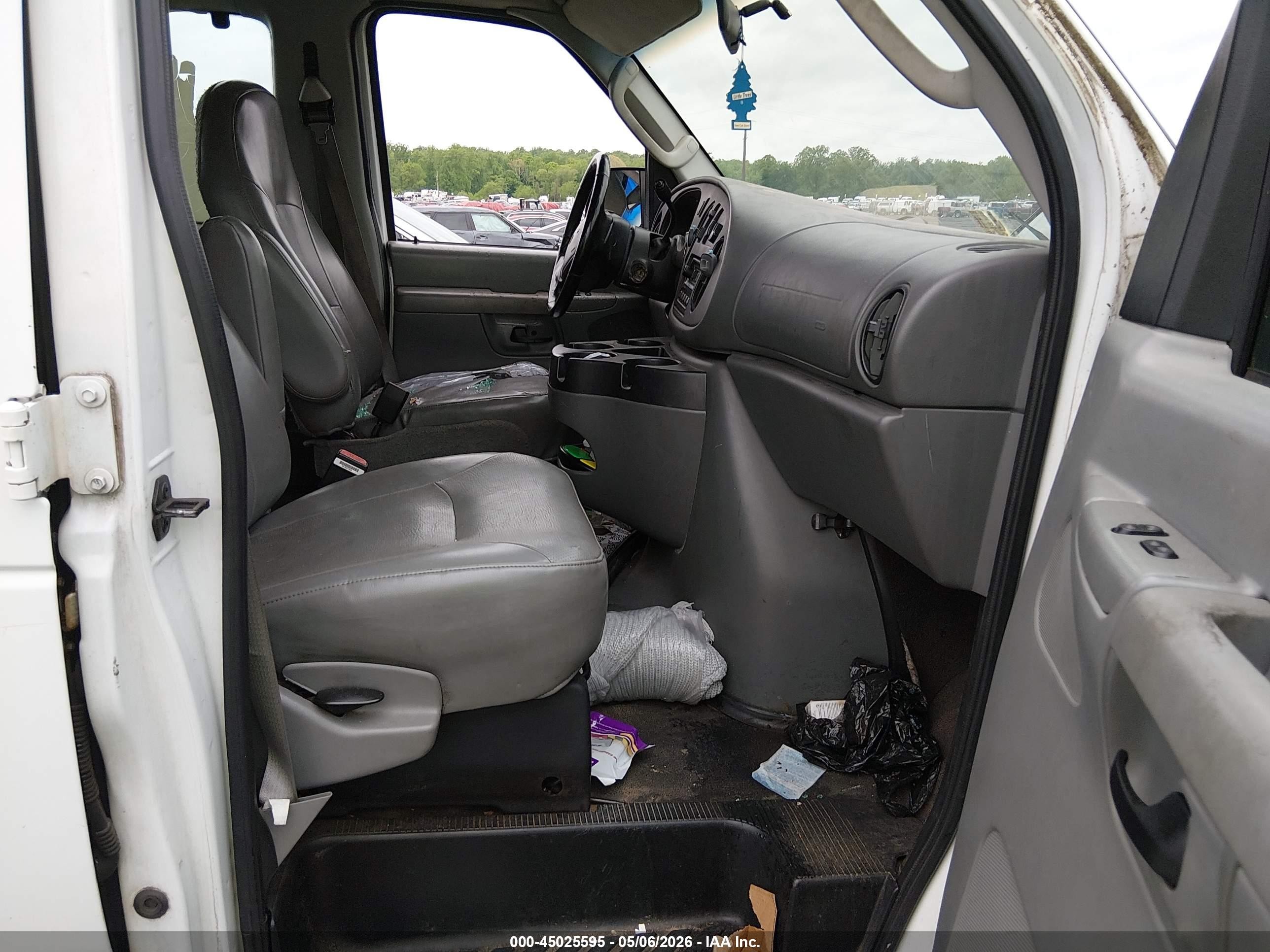 2006 Ford E-350 Super Duty   Белый vin: 1FBSS31L66HA33290