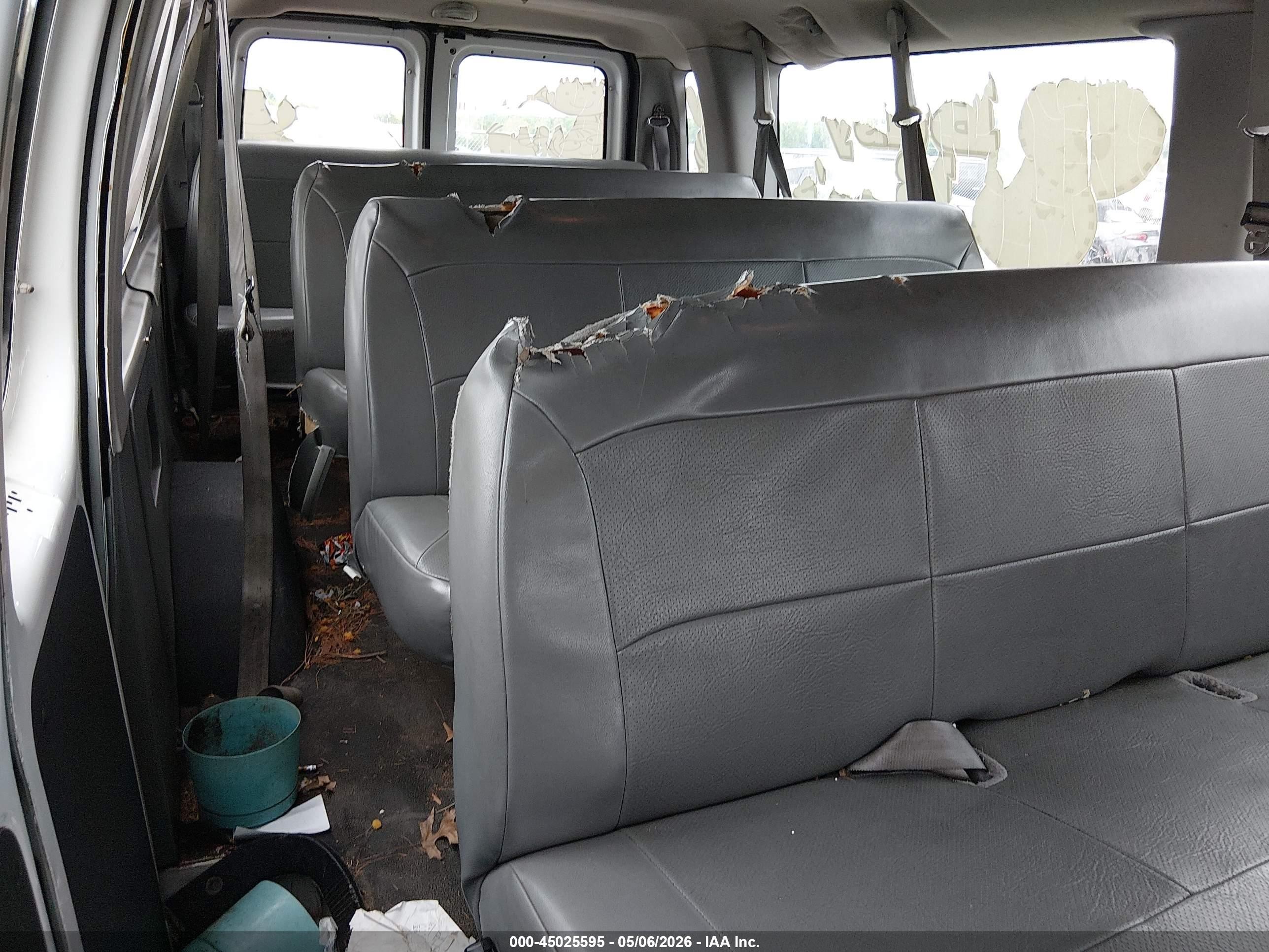 2006 Ford E-350 Super Duty   Белый vin: 1FBSS31L66HA33290