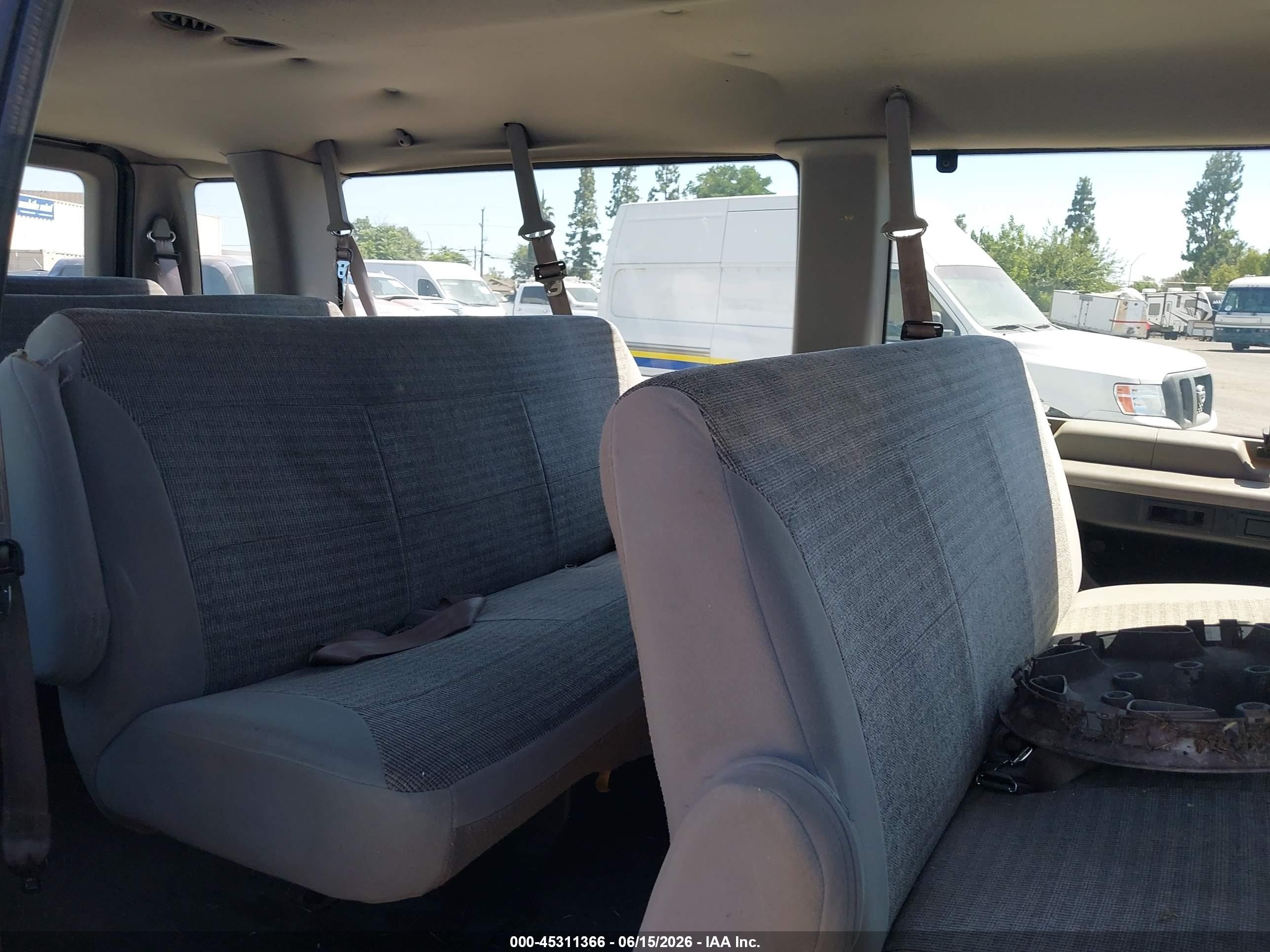 2002 Ford E-350 Super Duty Xl/xlt White vin: 1FBSS31L72HB79904