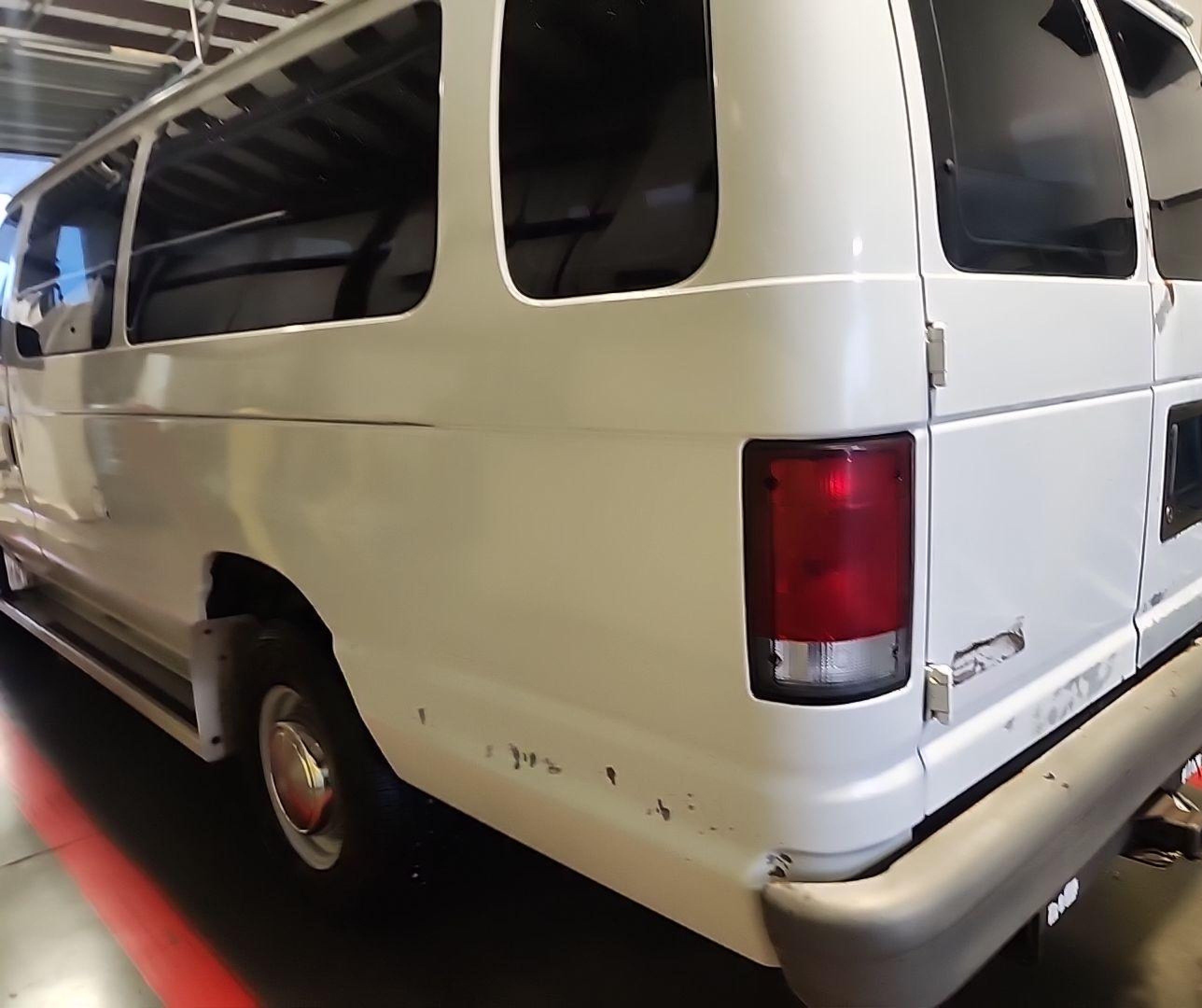 2001 Ford Econoline E350 Super Duty Wagon vin: 1FBSS31L81HA87022