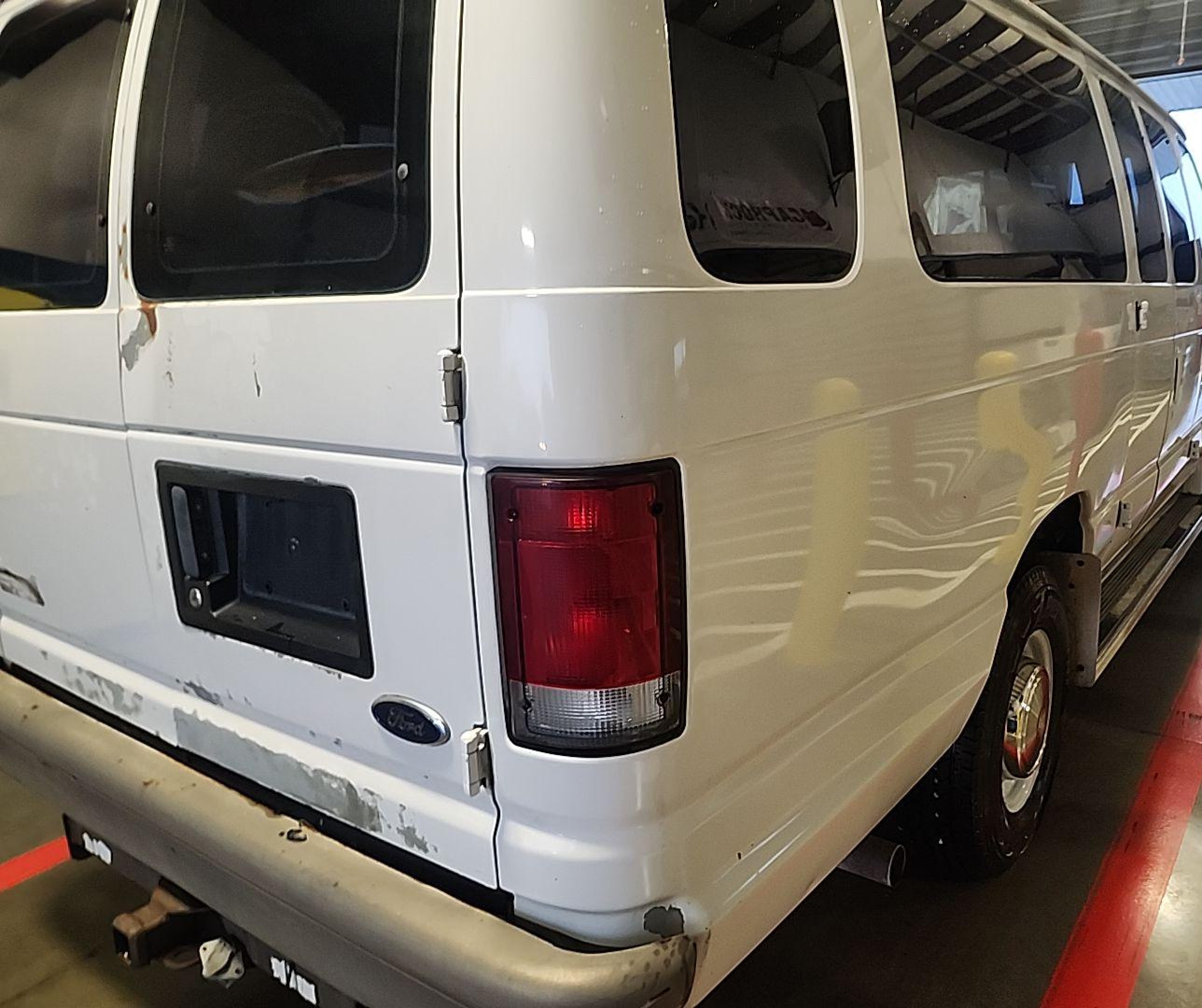 2001 Ford Econoline E350 Super Duty Wagon vin: 1FBSS31L81HA87022