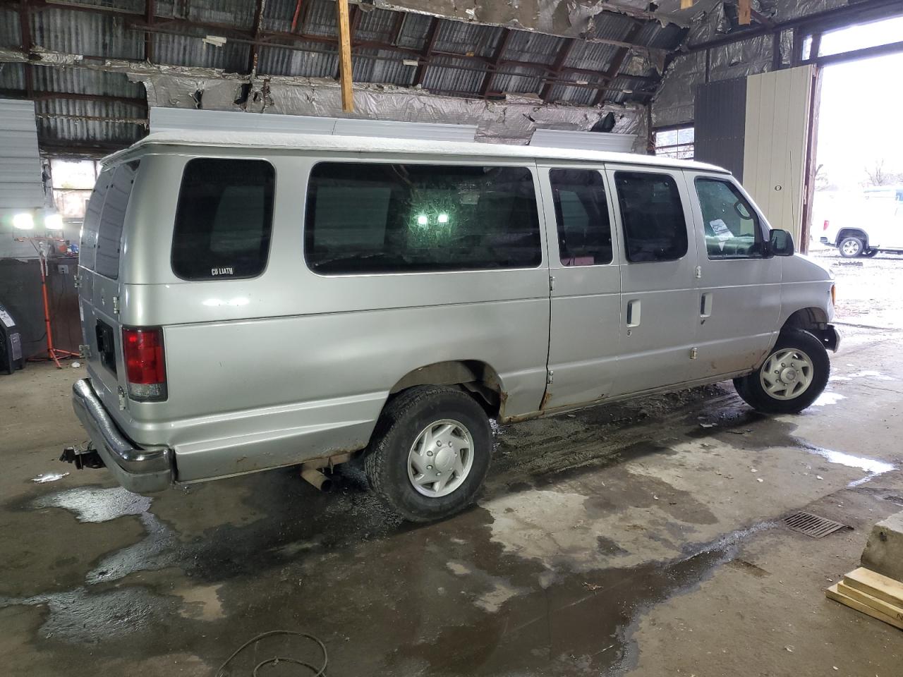 2001 Ford Econoline E350 Super Duty Wagon Silver vin: 1FBSS31L81HB74211