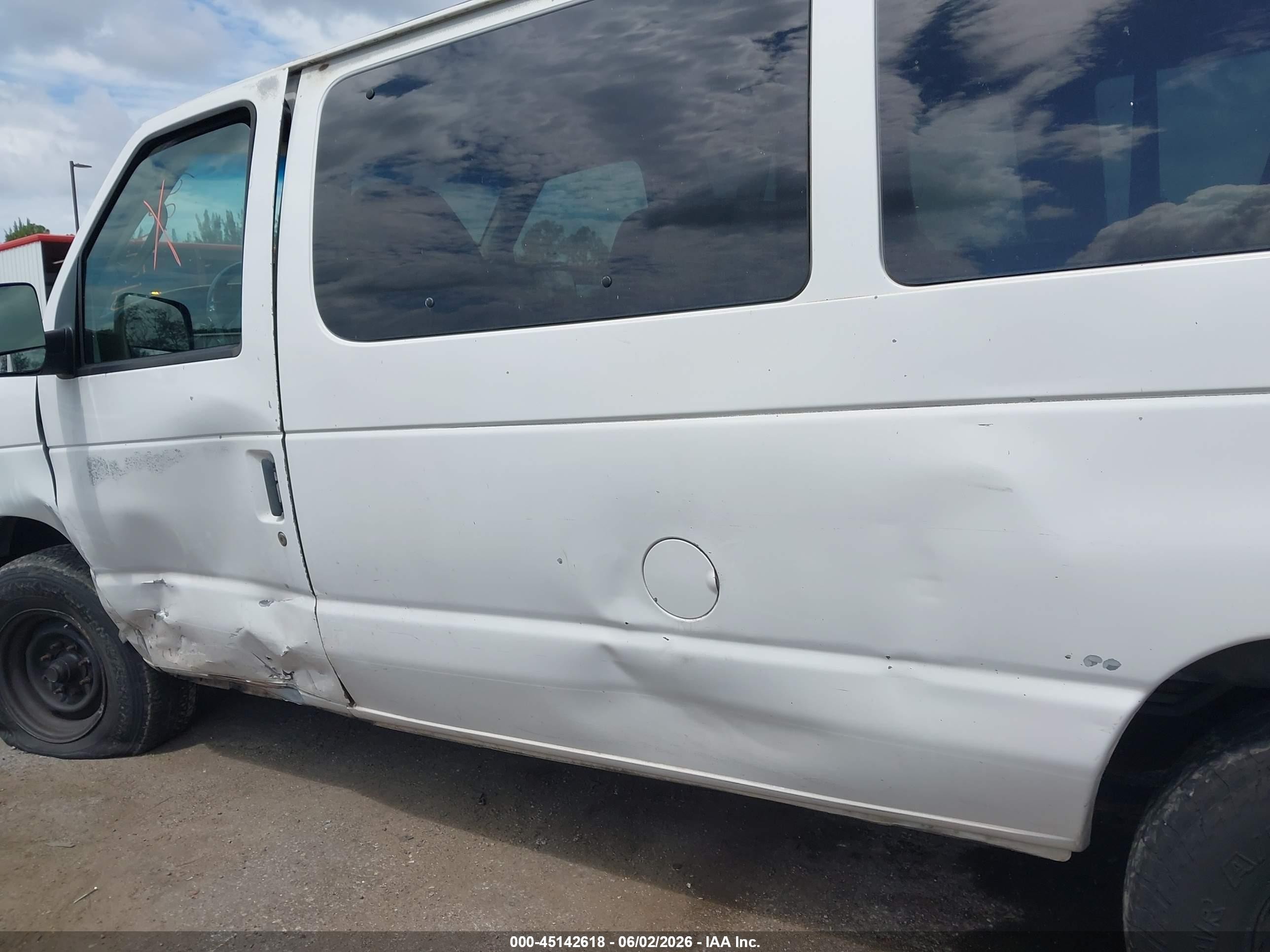 2004 Ford E-350 Super Duty Xl/xlt White vin: 1FBSS31LX4HB07906