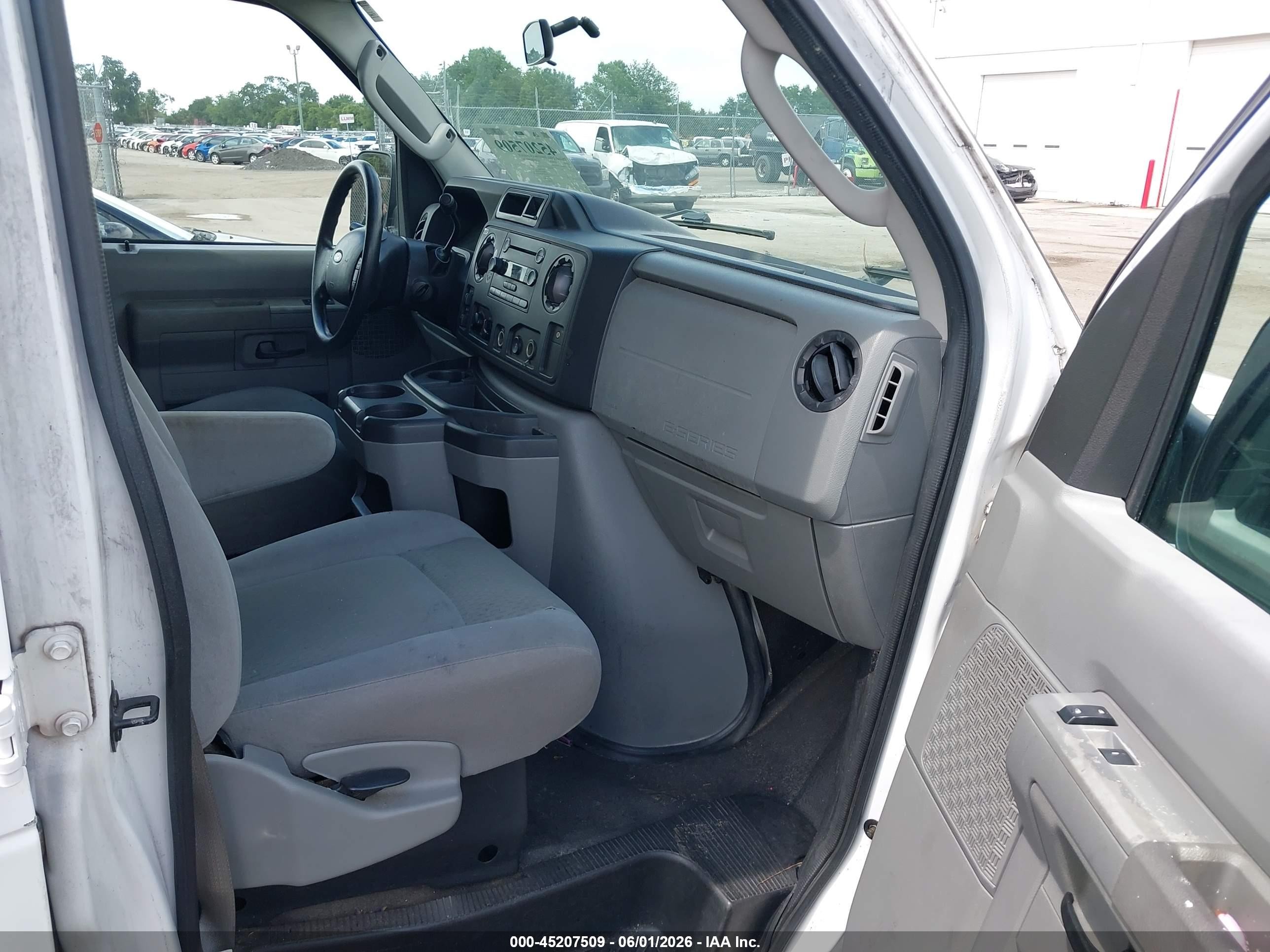 2009 Ford E-350 Super Duty Xl/xlt White vin: 1FBSS31LX9DA55692