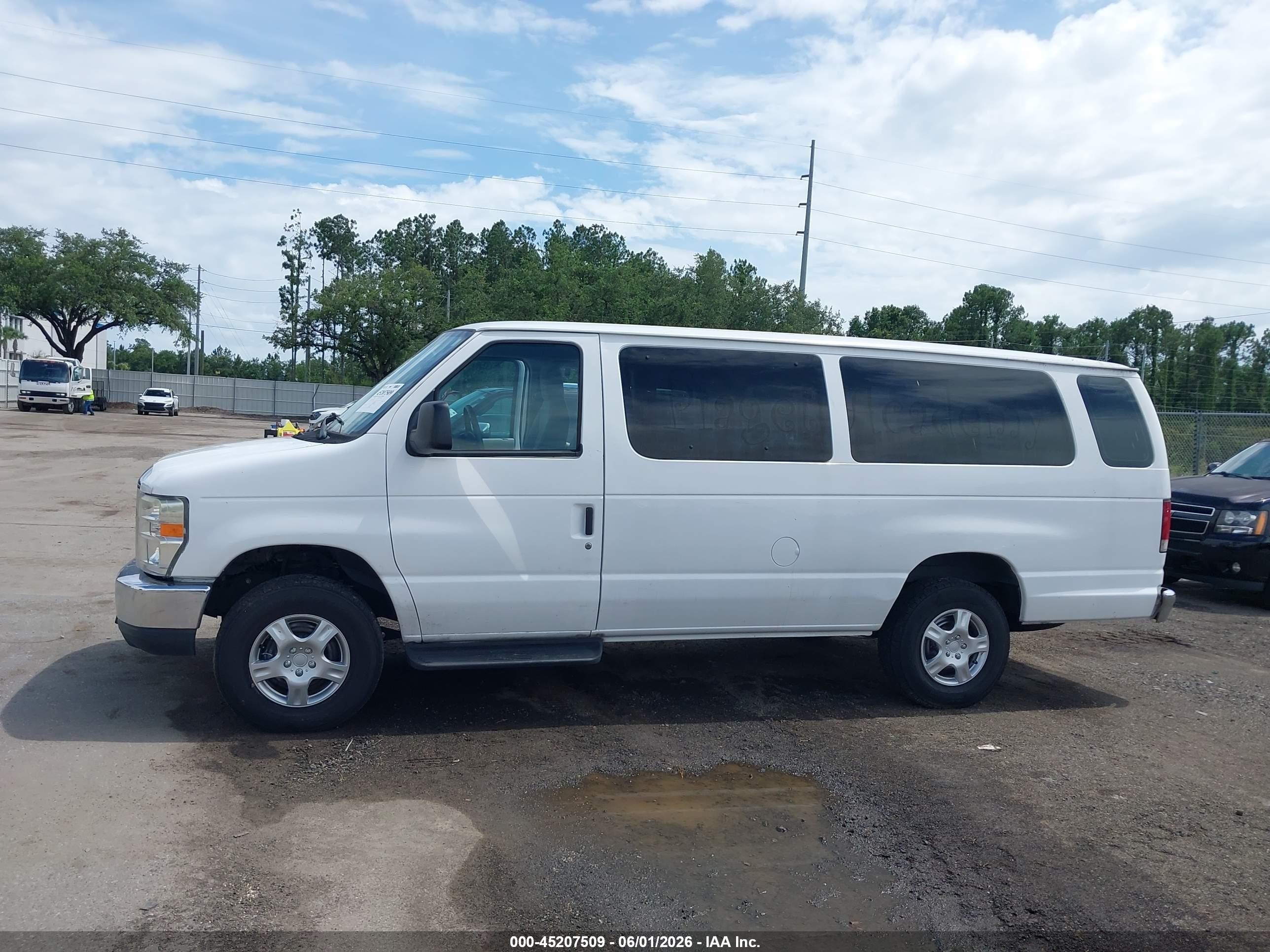 2009 Ford E-350 Super Duty Xl/xlt White vin: 1FBSS31LX9DA55692