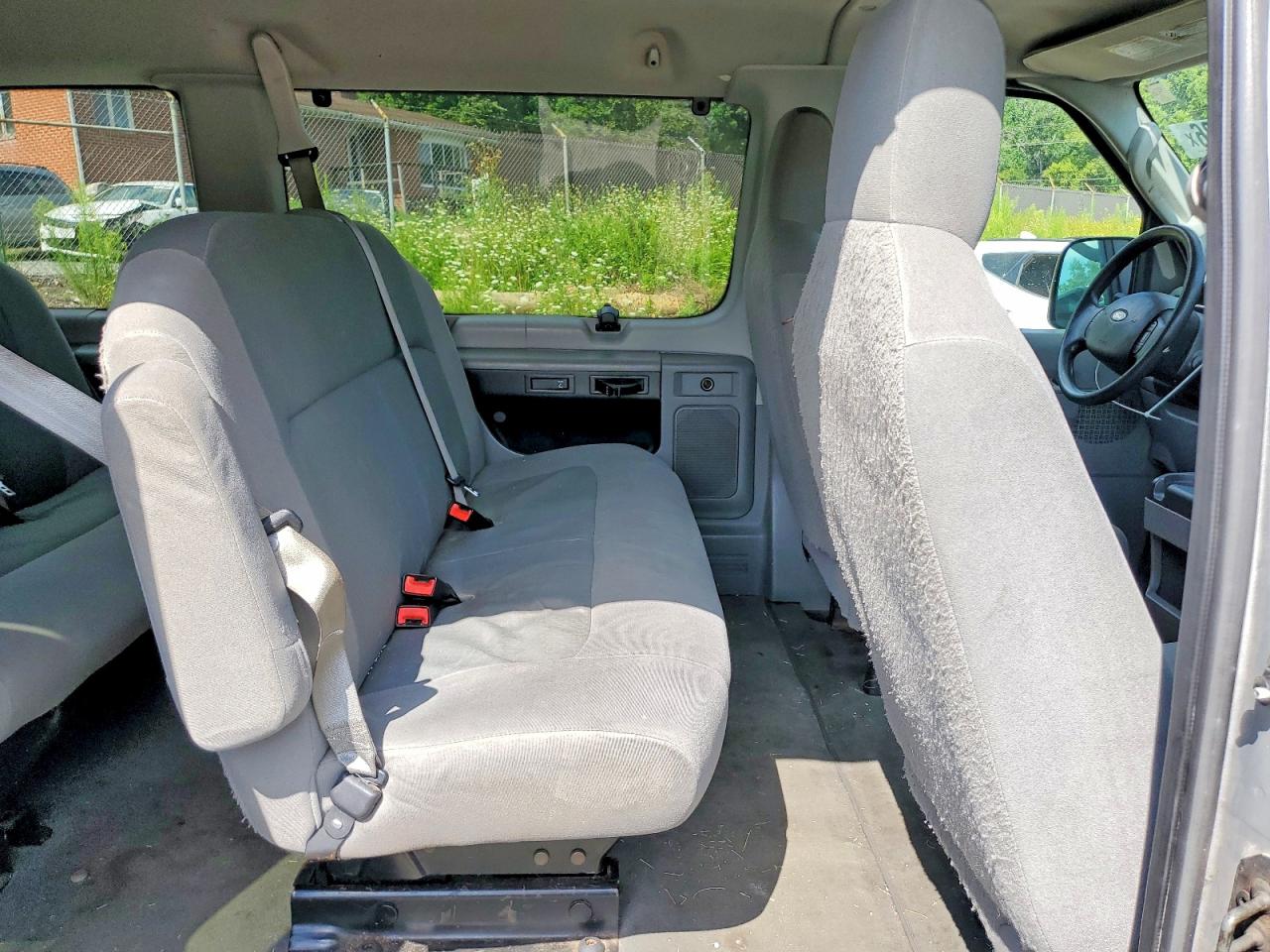 2009 Ford Econoline E350 Super Duty Wagon Silver vin: 1FBSS31LX9DA80494