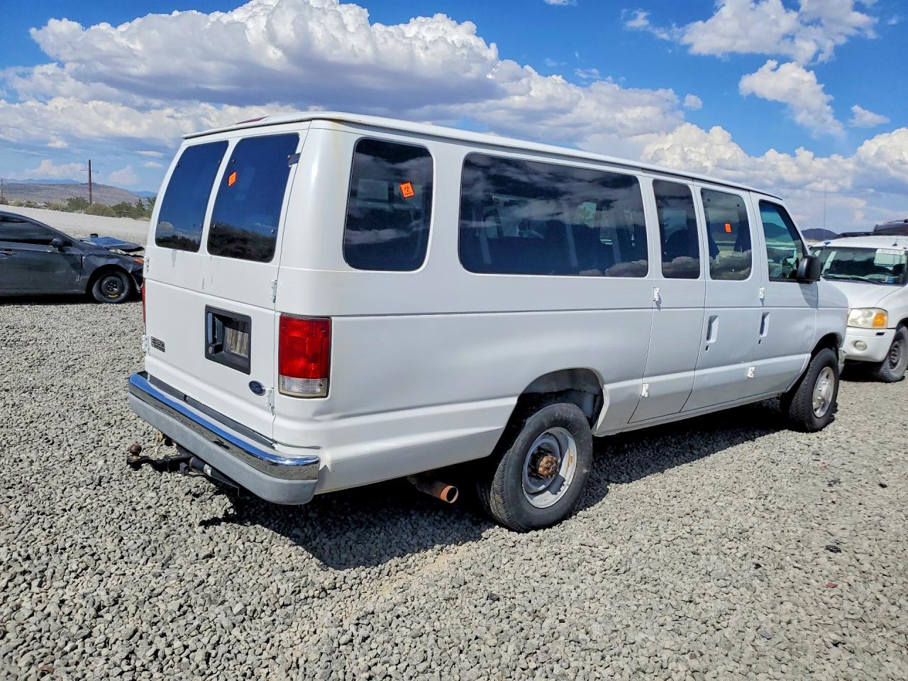 2000 Ford Econoline E350 Super Duty Wagon White vin: 1FBSS31S4YHA71224
