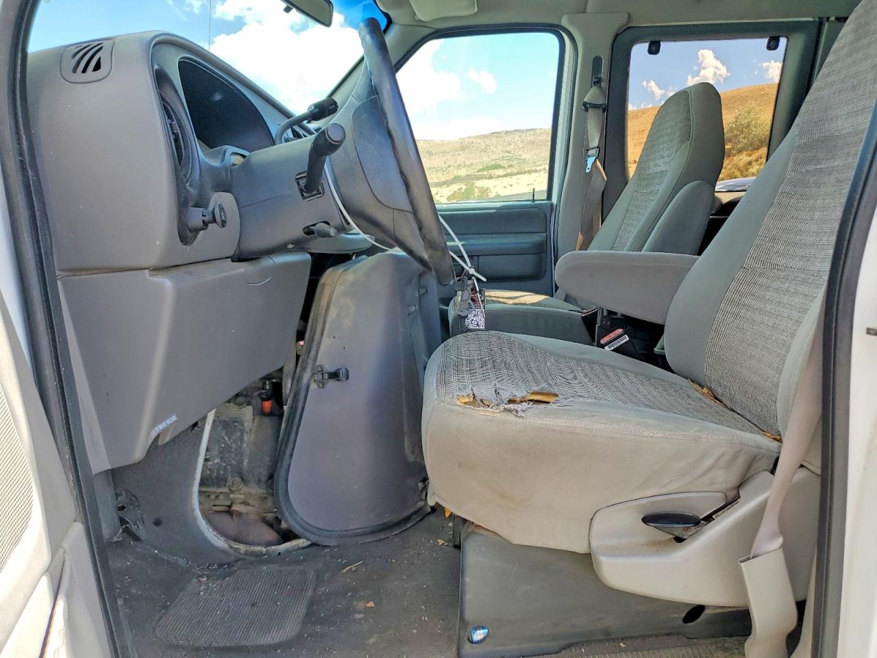 2000 Ford Econoline E350 Super Duty Wagon White vin: 1FBSS31S4YHA71224