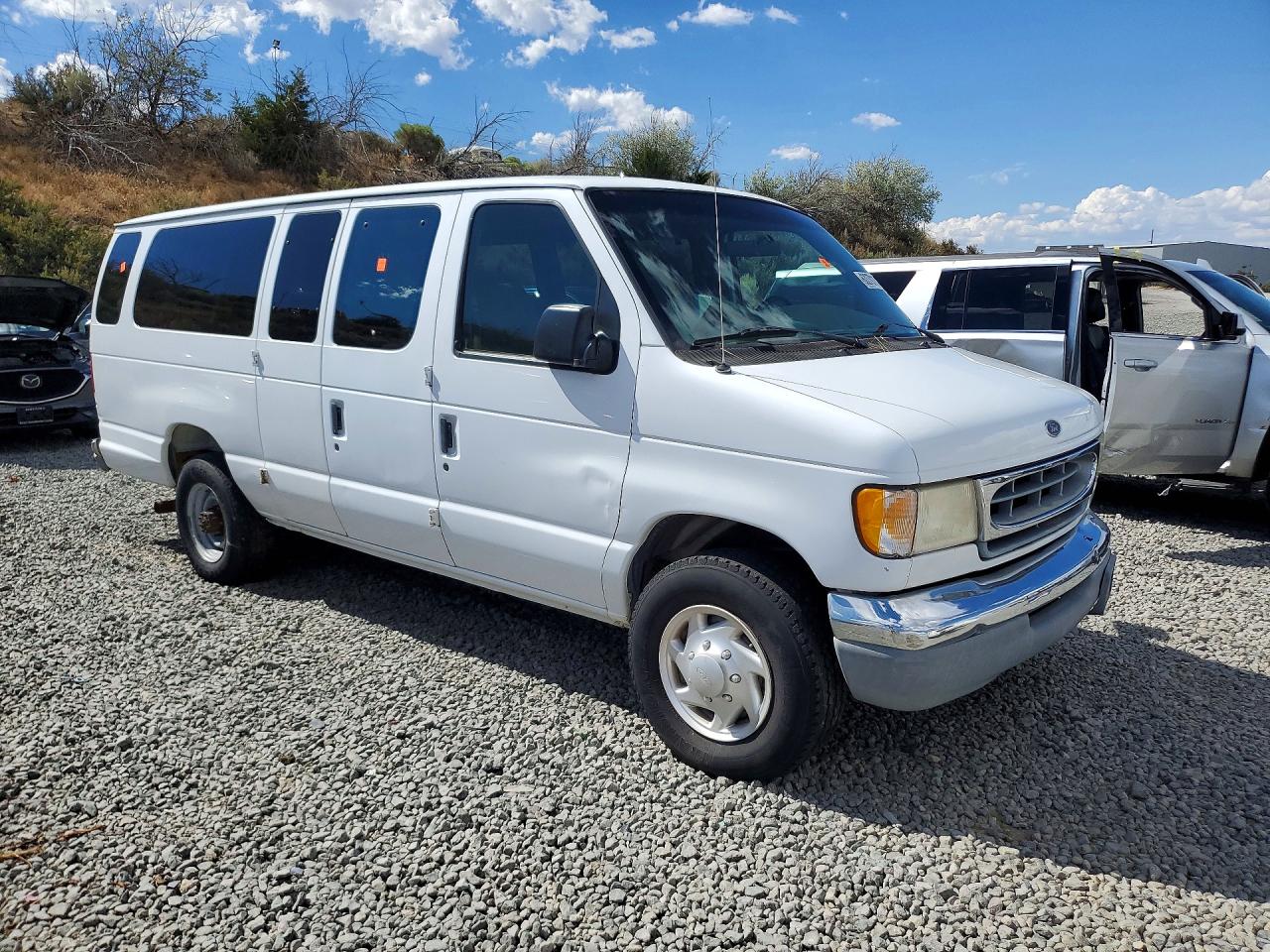 2000 Ford Econoline E350 Super Duty Wagon White vin: 1FBSS31S4YHA71224