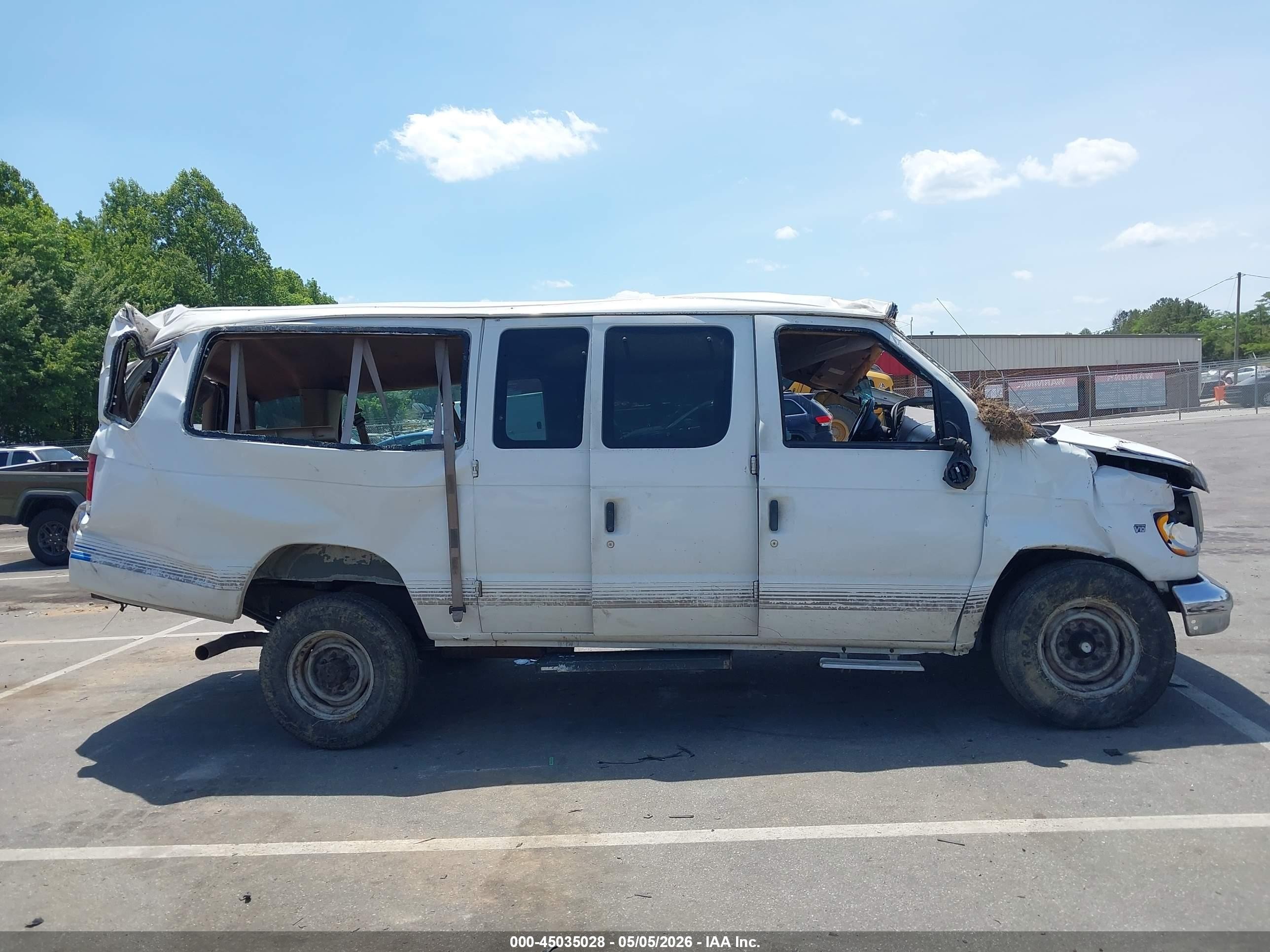 1998 Ford Super Club Wagon Xl/xlt White vin: 1FBSS31S5WHC00259